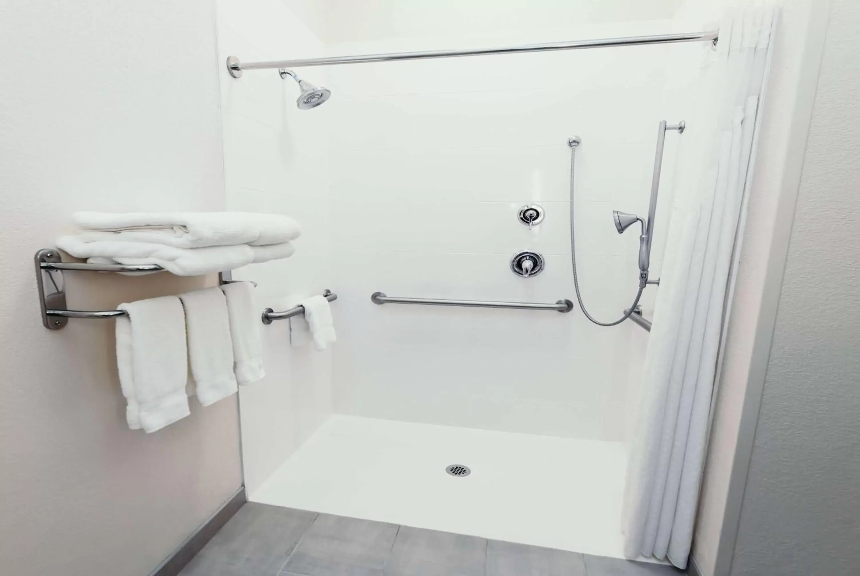 TV and multimedia, Bathroom in La Quinta Inn & Suites by Wyndham Ankeny IA - Des Moines IA