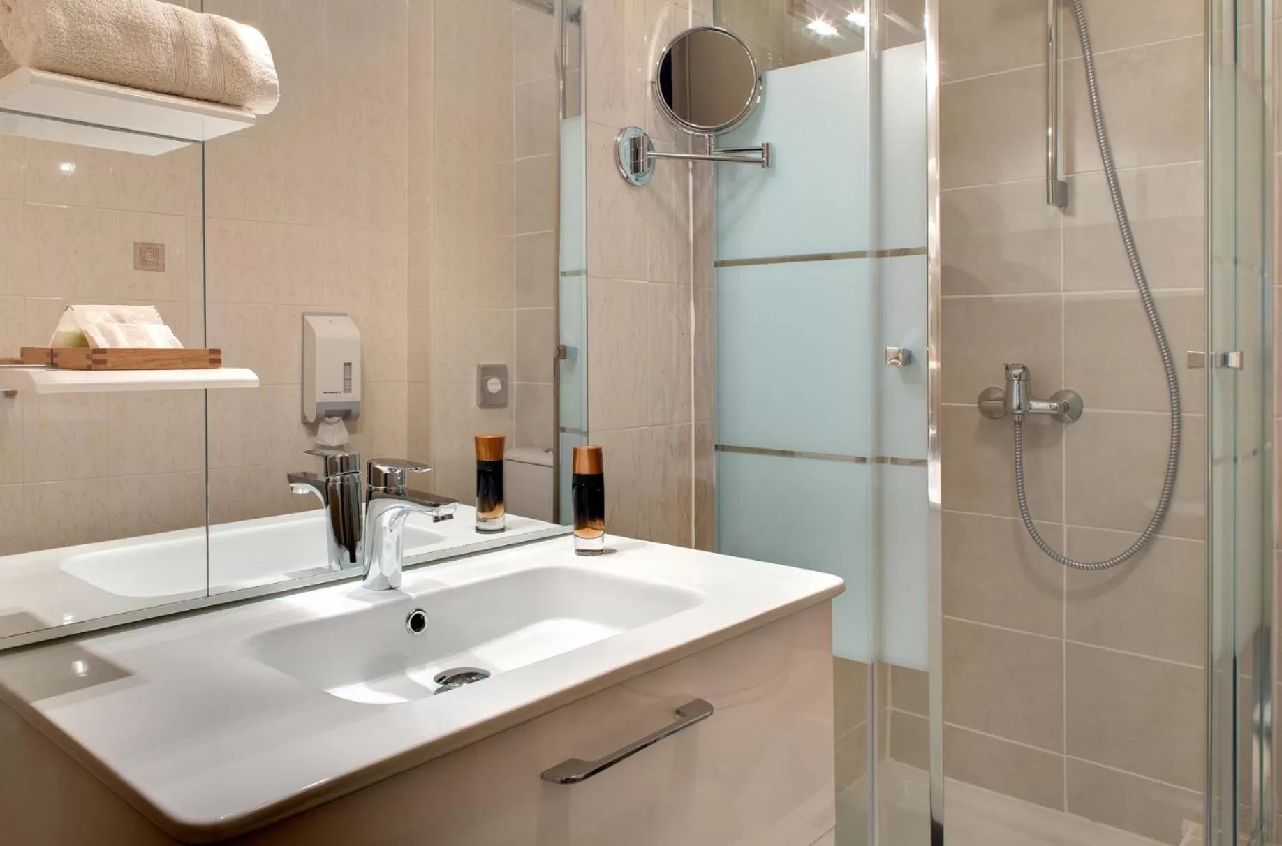 Shower in Logis Hôtel du Midi - Saint Etienne Sud