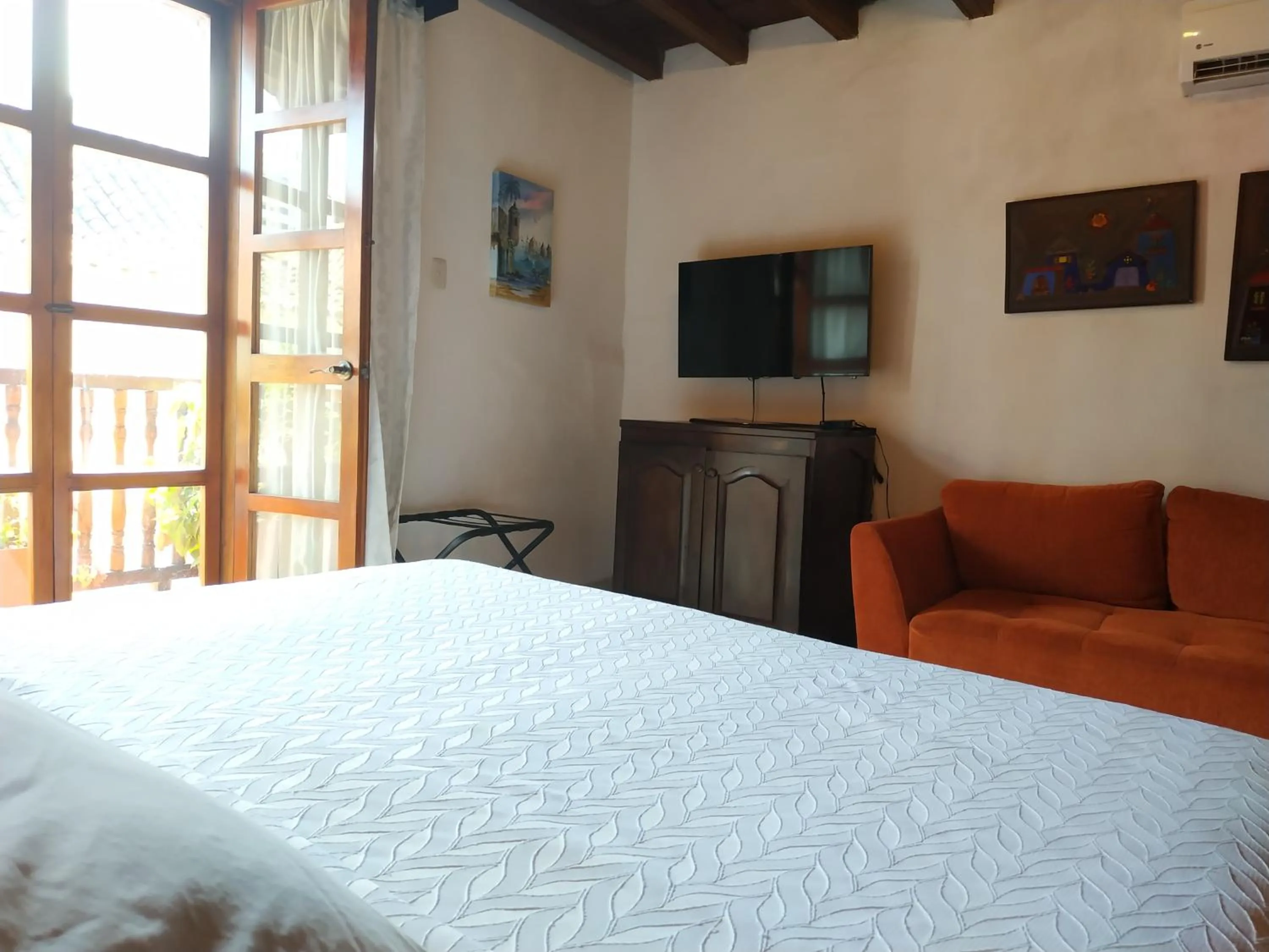 Photo of the whole room, Bed in Casa India Catalina