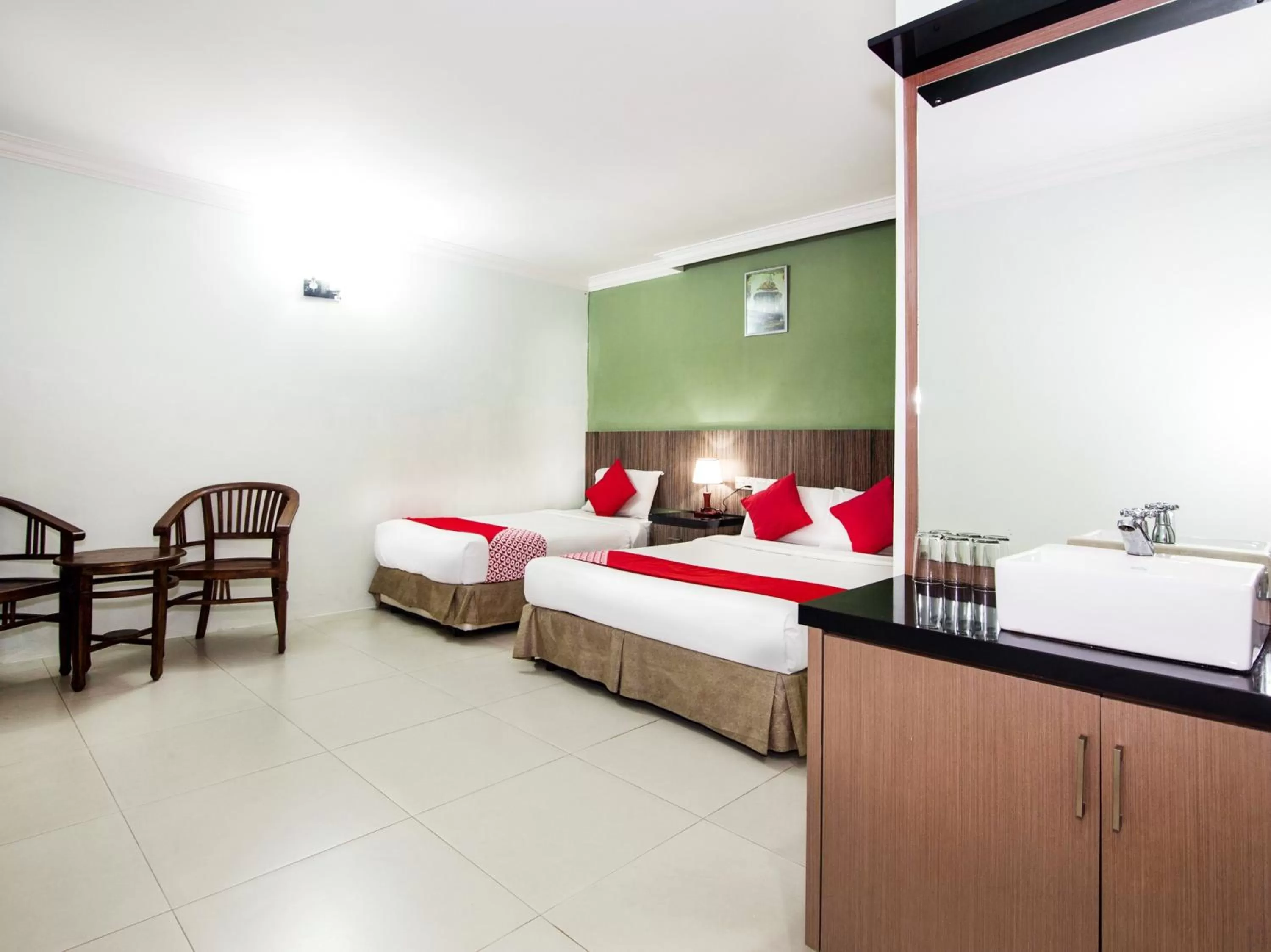 Bedroom, Bed in Crystal City Hotel