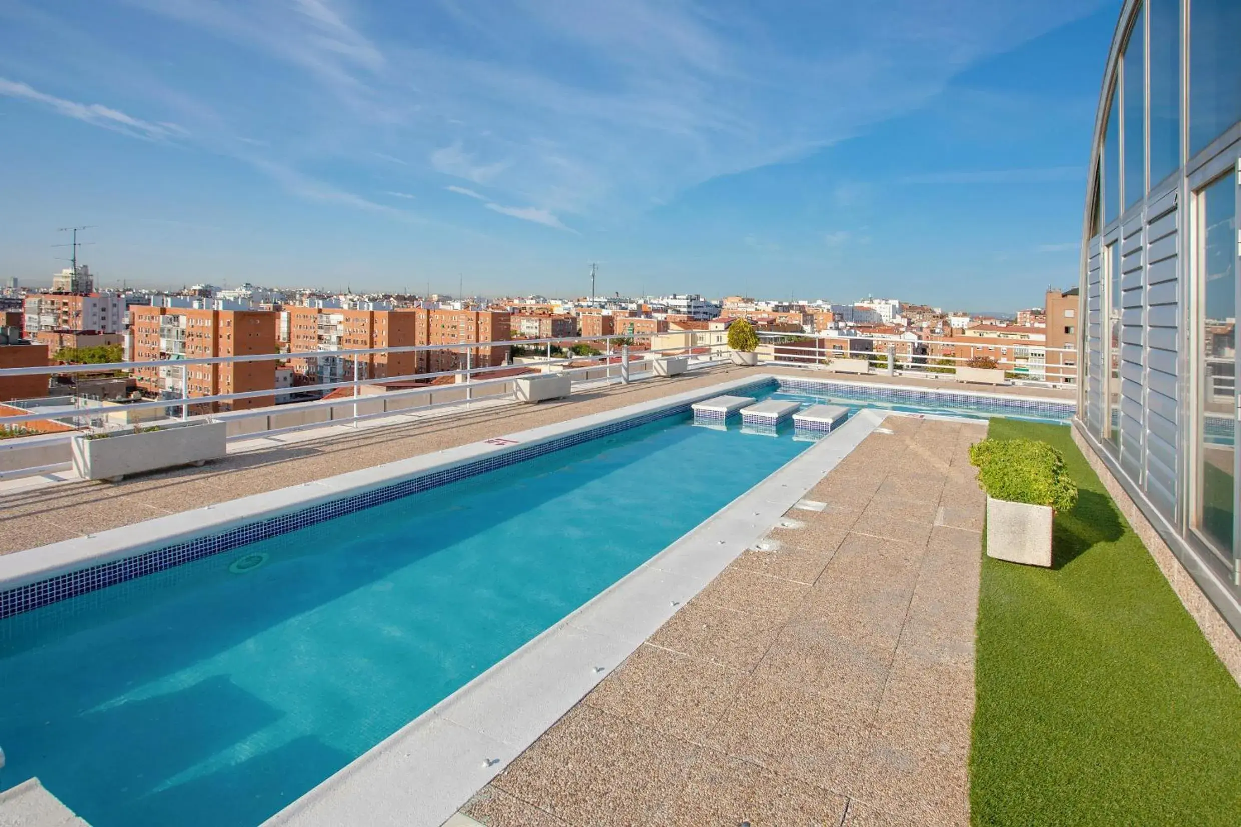 Swimming pool in Pierre & Vacances Apartamentos Edificio Eurobuilding 2