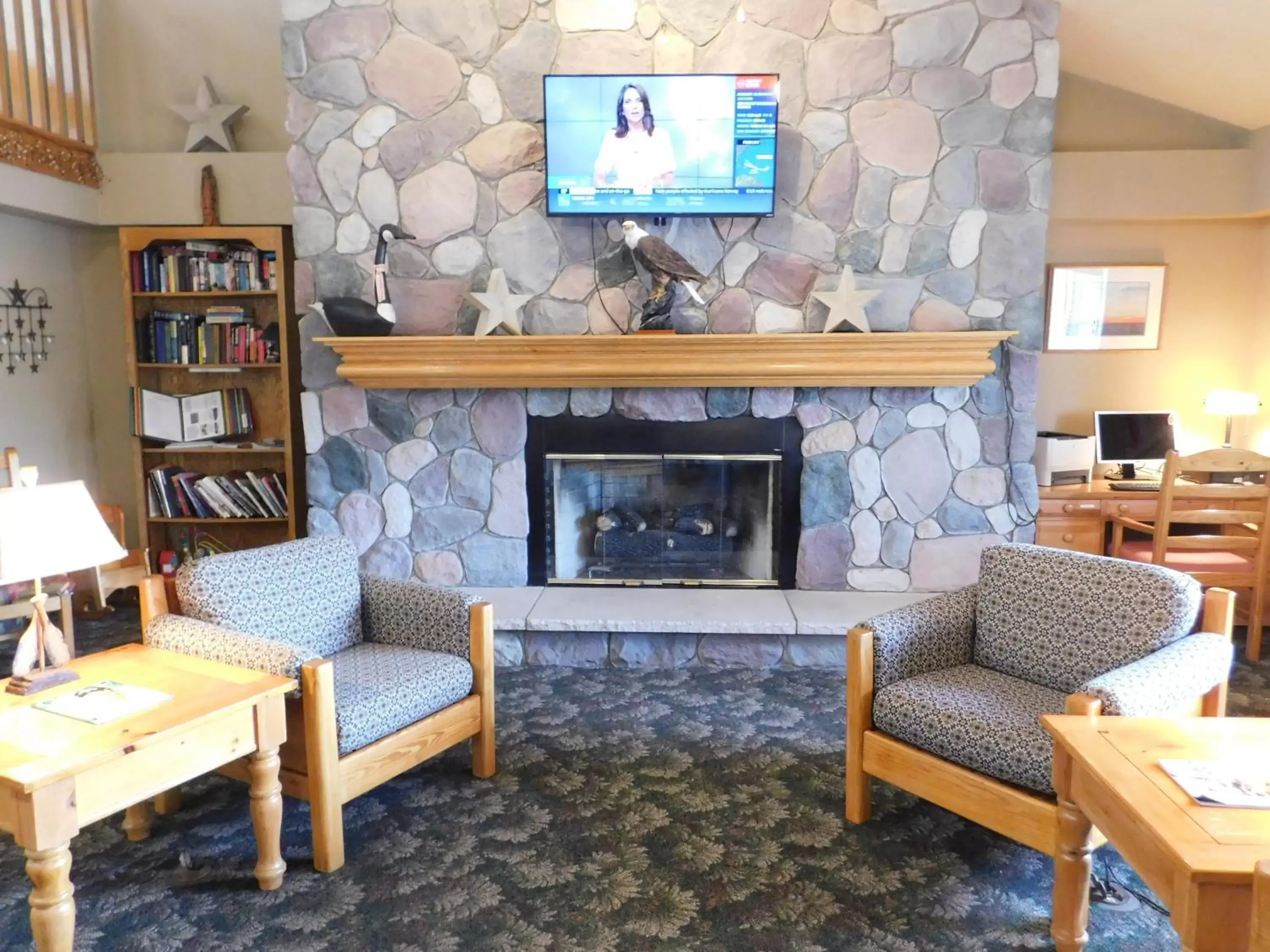 Lobby or reception, TV/Entertainment Center in AmericInn by Wyndham Oscoda Near AuSable River