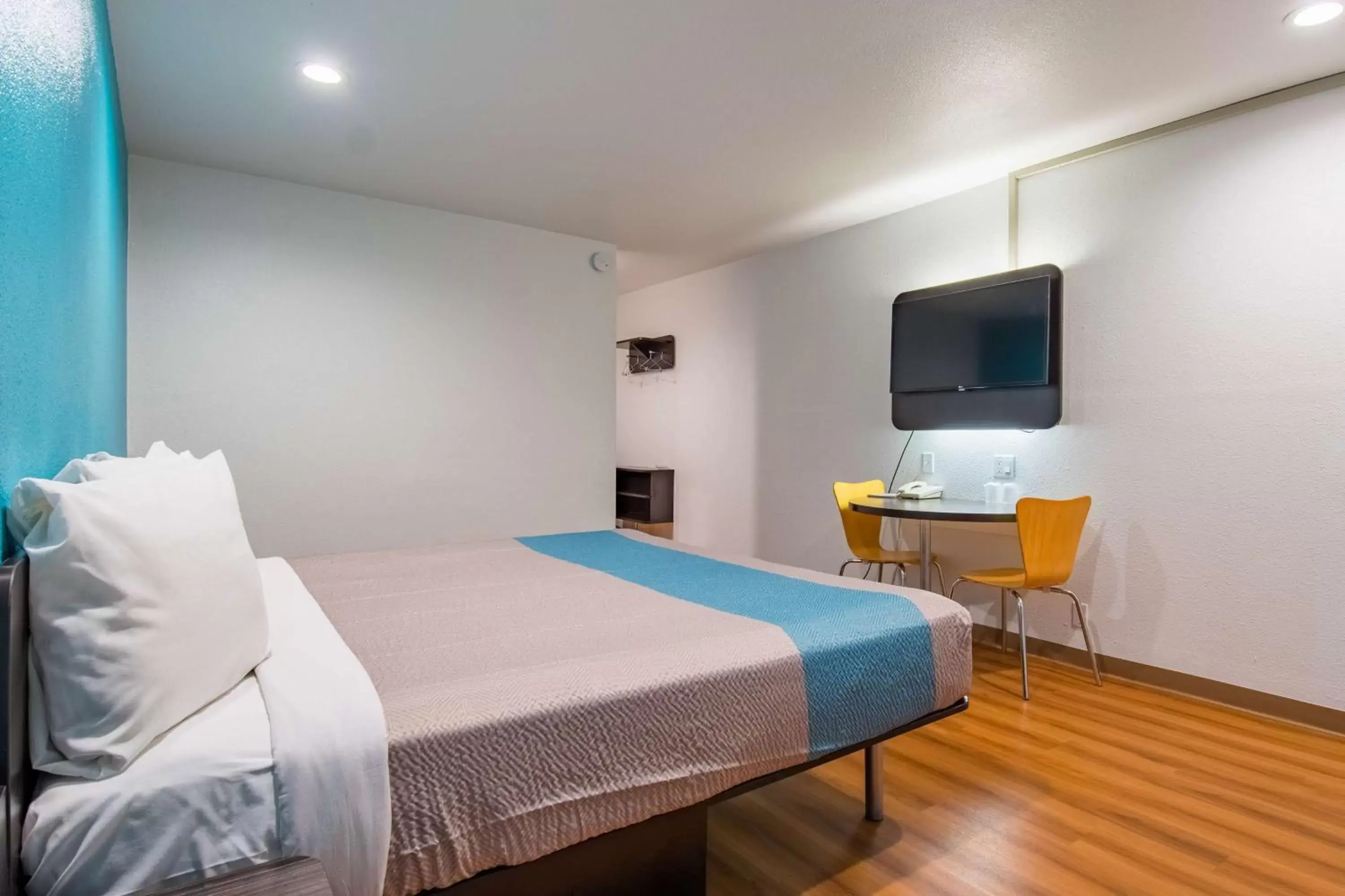 TV and multimedia, Bed in Motel 6-San Bernardino, CA - Downtown