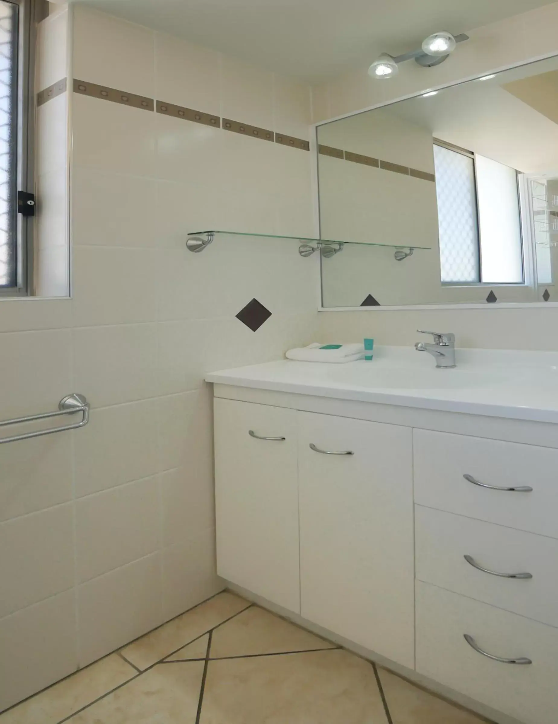 Bathroom, Kitchen/Kitchenette in Merrima Court Holidays