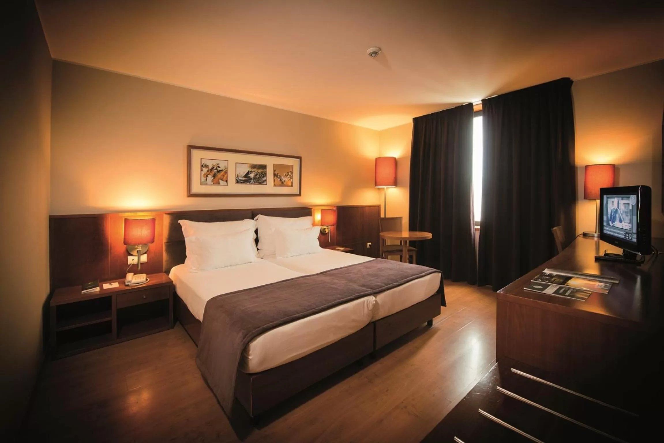 Photo of the whole room, Bed in Vila Gale Opera