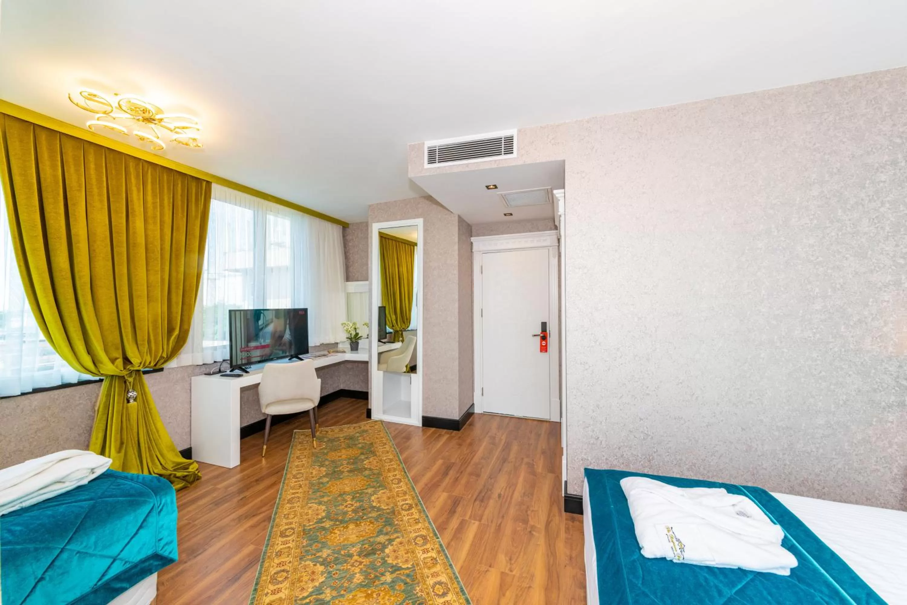 TV and multimedia, Bed in Eastanbul Suites