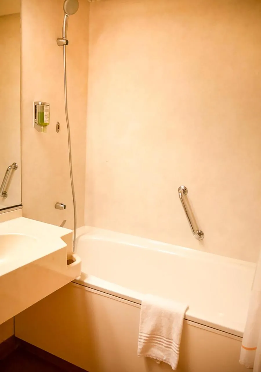 Bathroom in Hôtel des Thermes Les Dômes