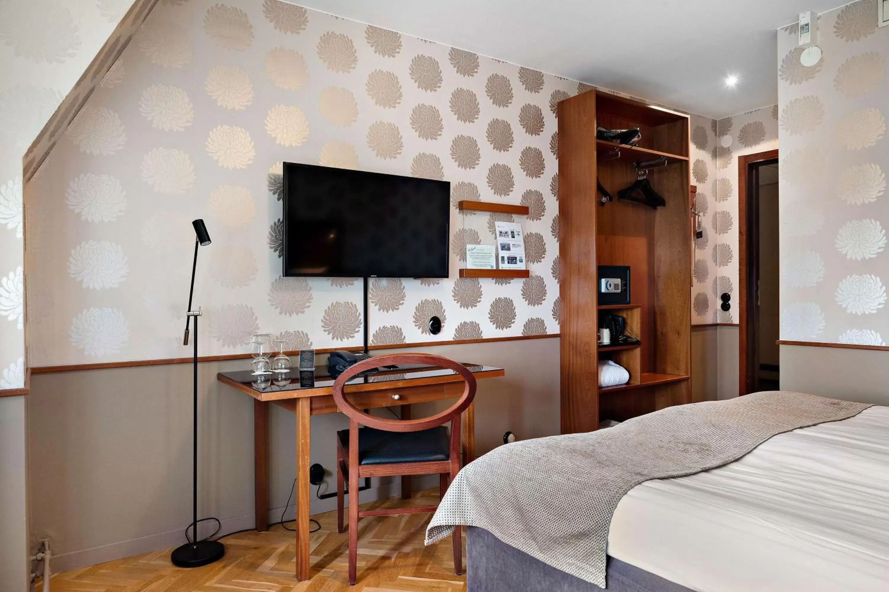 Bedroom, TV/Entertainment Center in Best Western Plus Grand Hotel