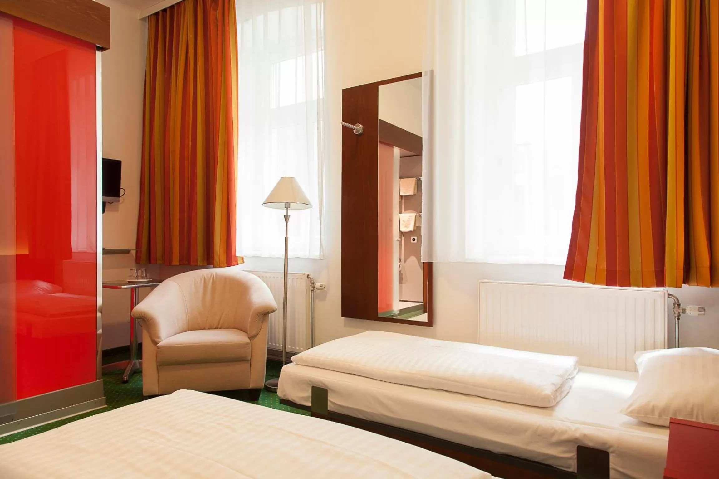 Seating area, Bed in Pension Stadthalle