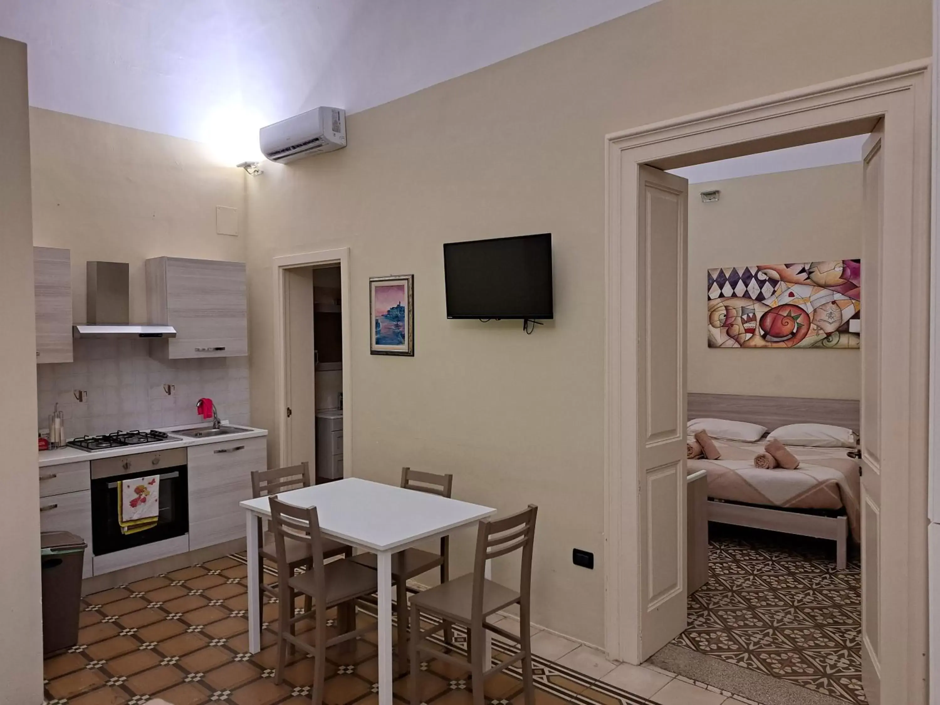 TV and multimedia, Dining Area in iLCastellano - Suites & Apartments