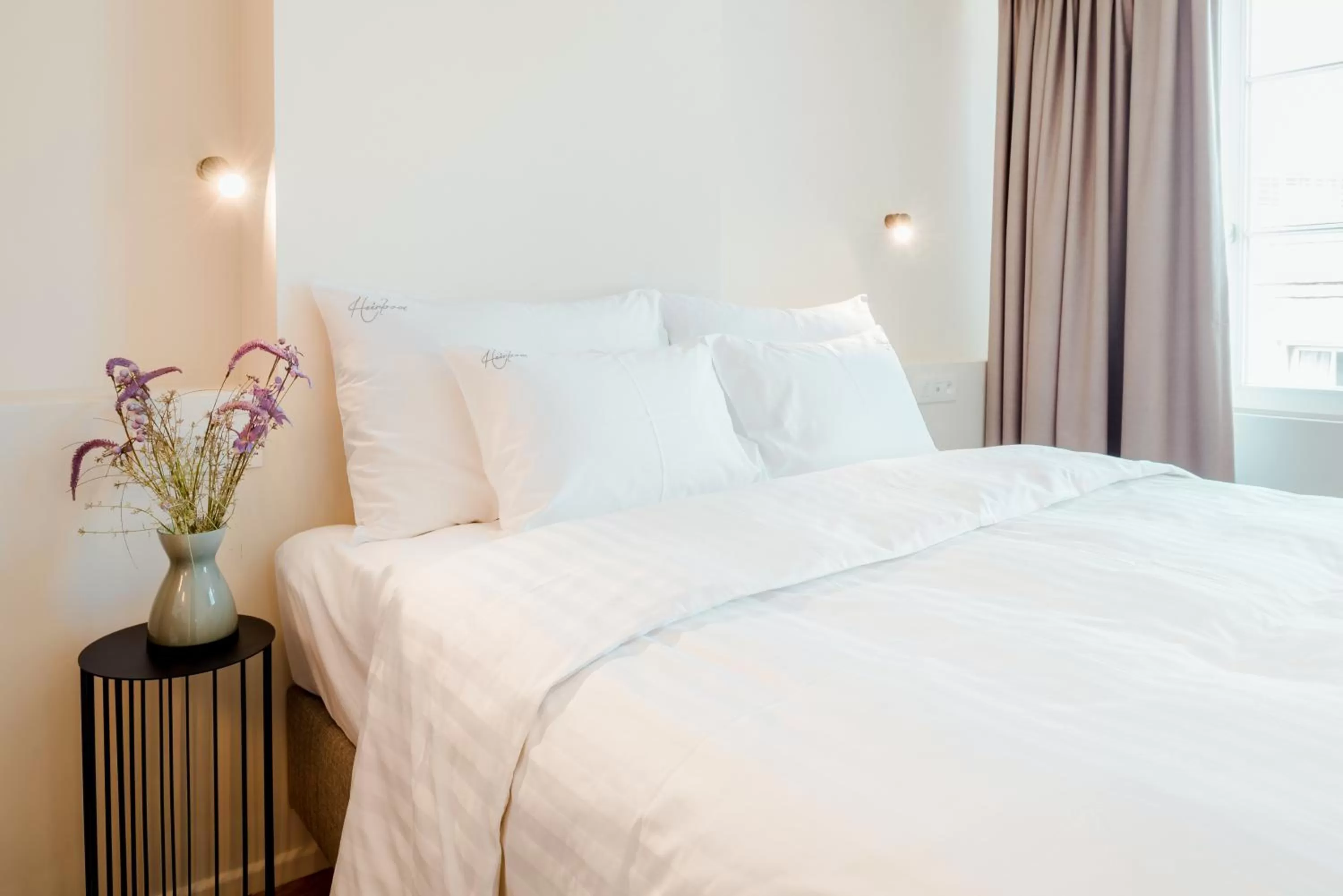 Bed in Heirloom - The Librarian