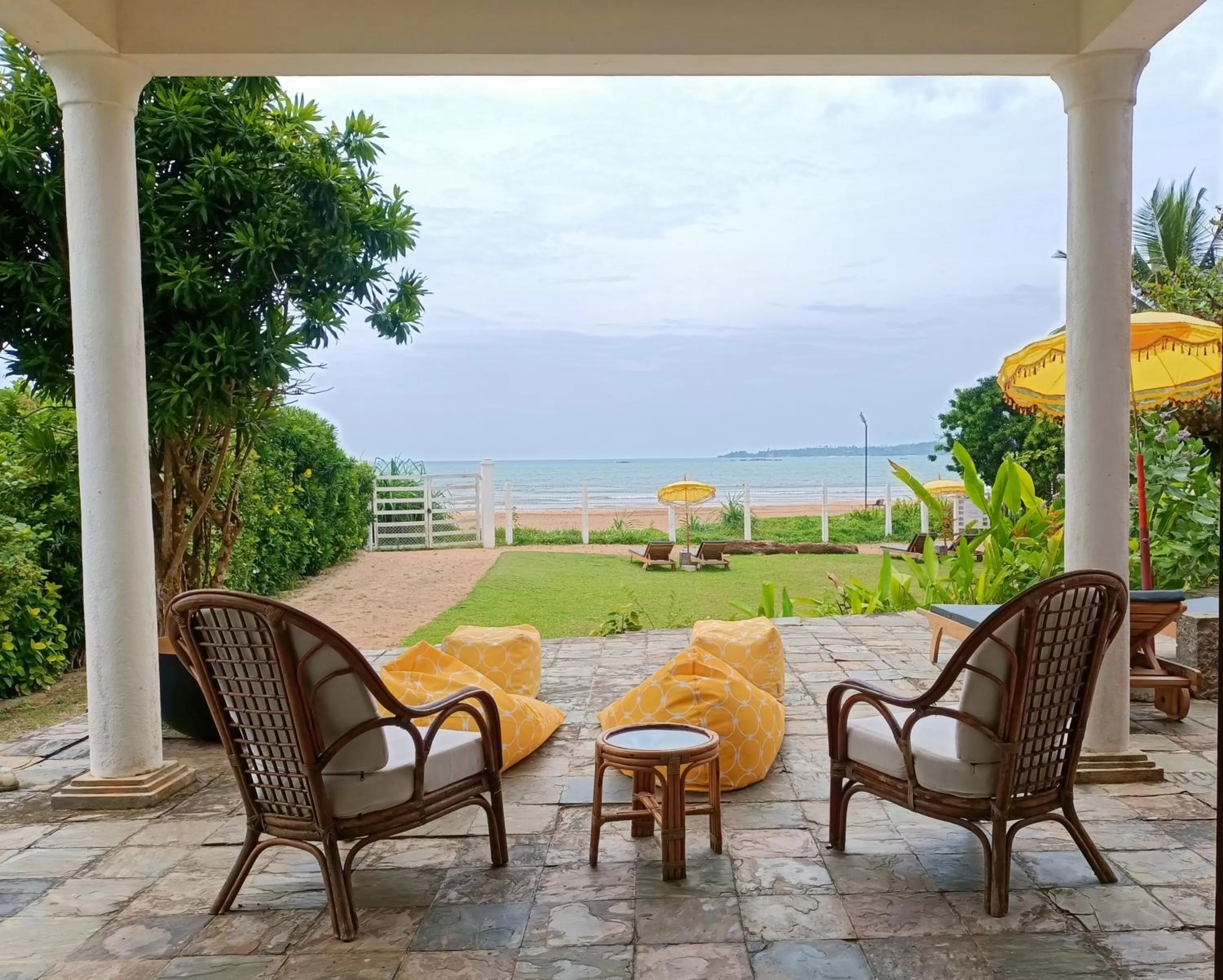 Sānti Beach House with pool & beach