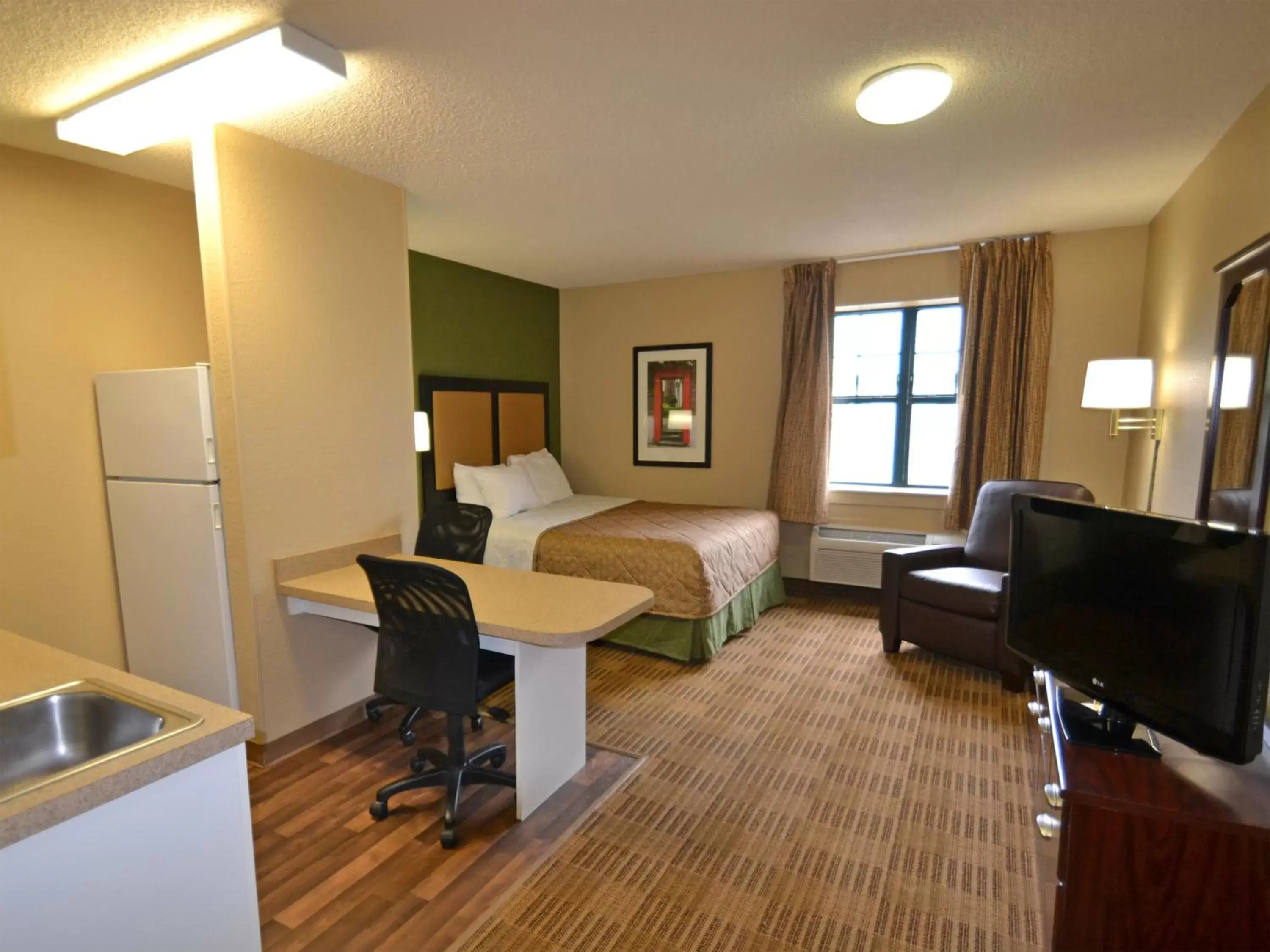 Bed in Extended Stay America Suites - Toledo - Holland