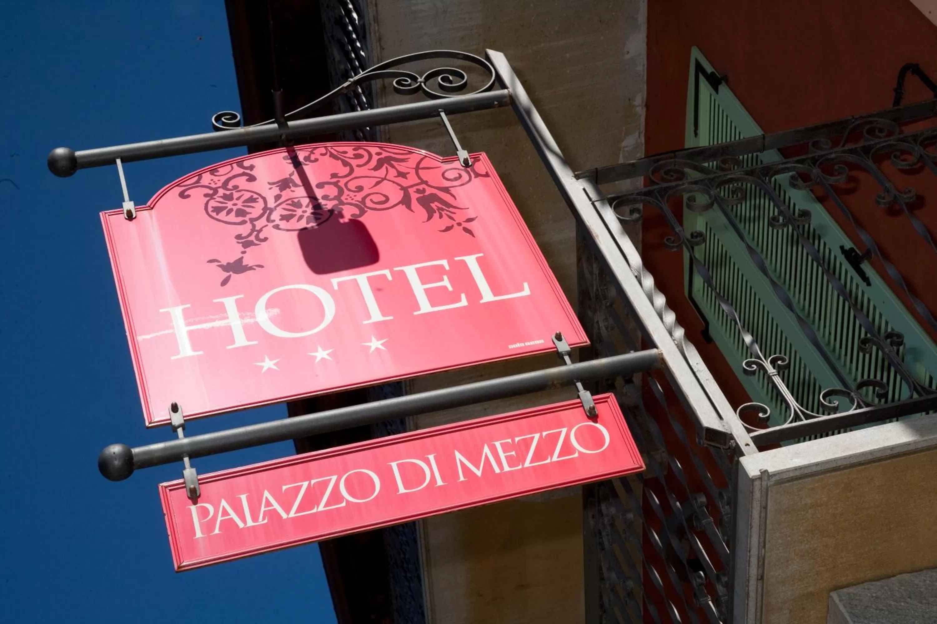 Property logo or sign in Hotel Palazzo Di Mezzo