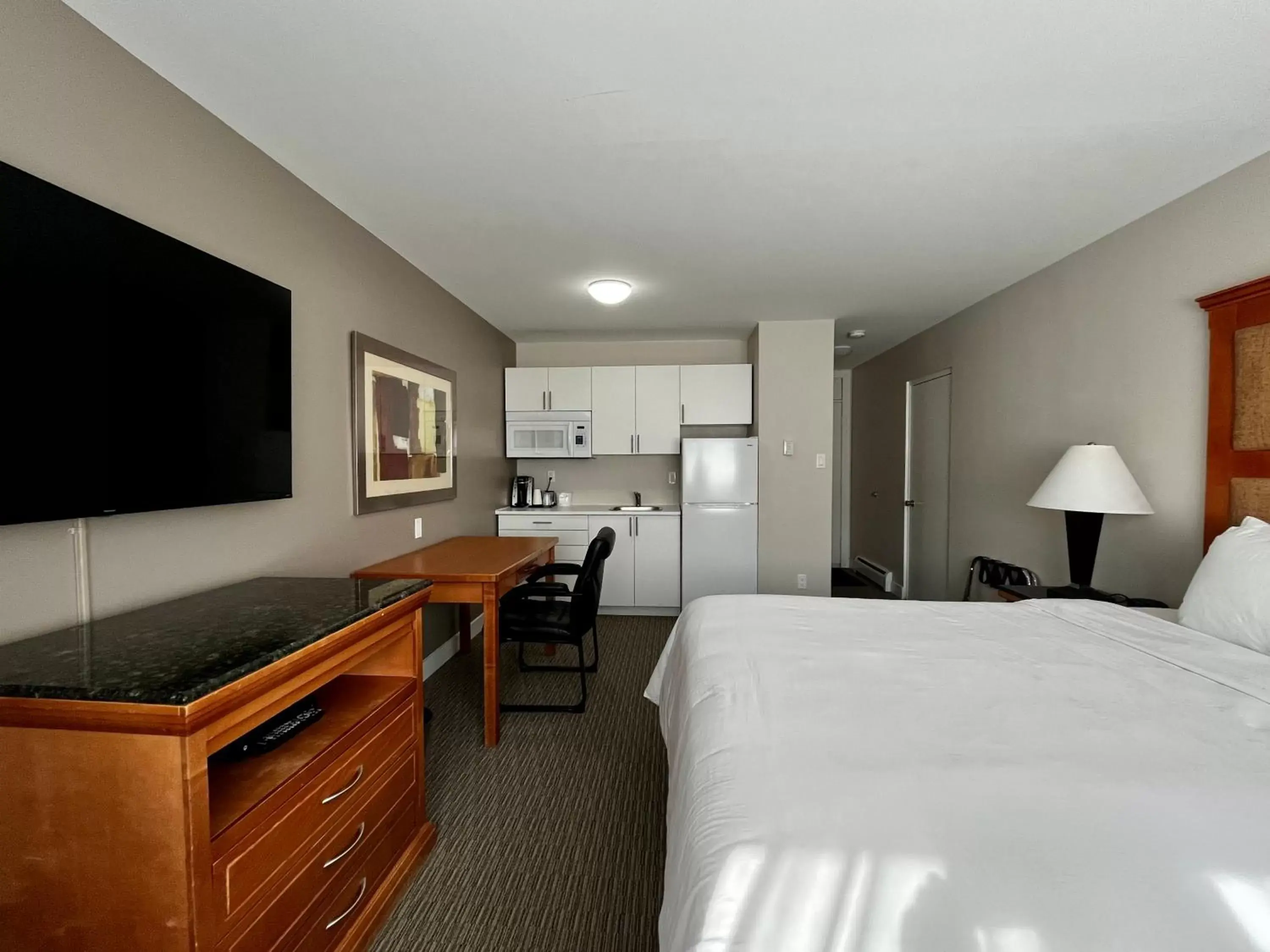 Bed, TV/Entertainment Center in Anavada Inn & Suites - Prince George