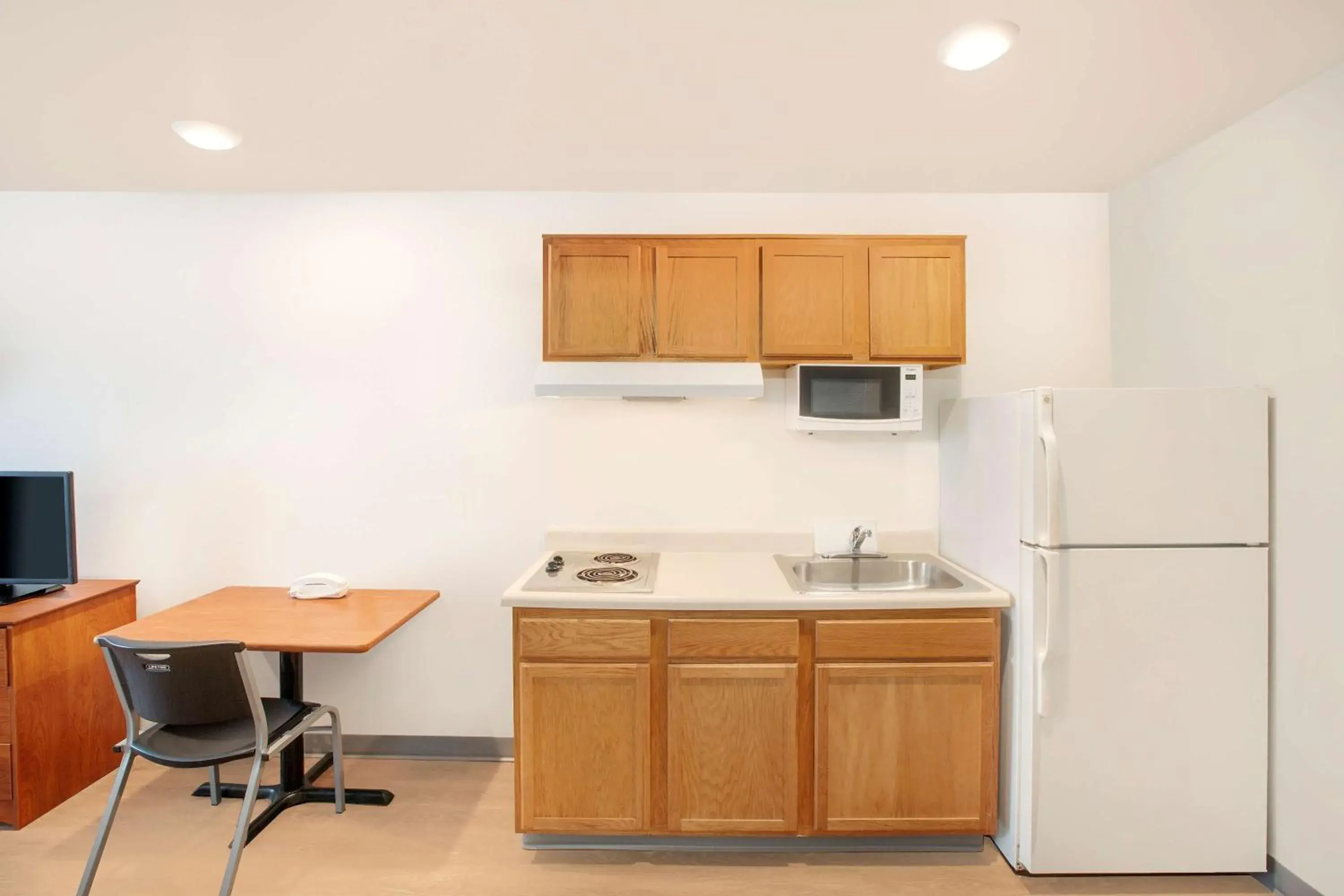 Bedroom, Kitchen/Kitchenette in Extended Stay America Select Suites - Springdale