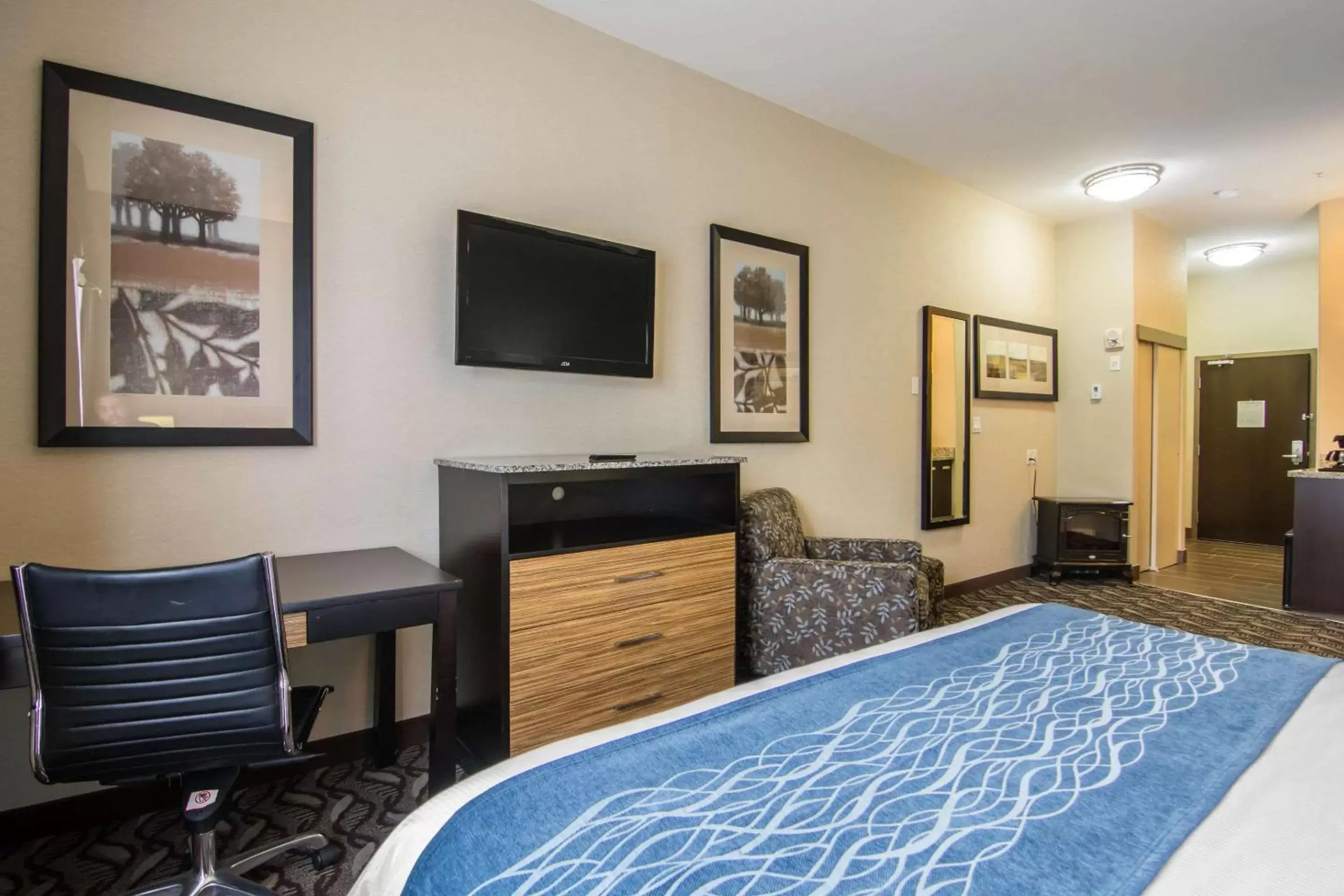 Photo of the whole room, TV/Entertainment Center in Comfort Inn & Suites Fort Saskatchewan