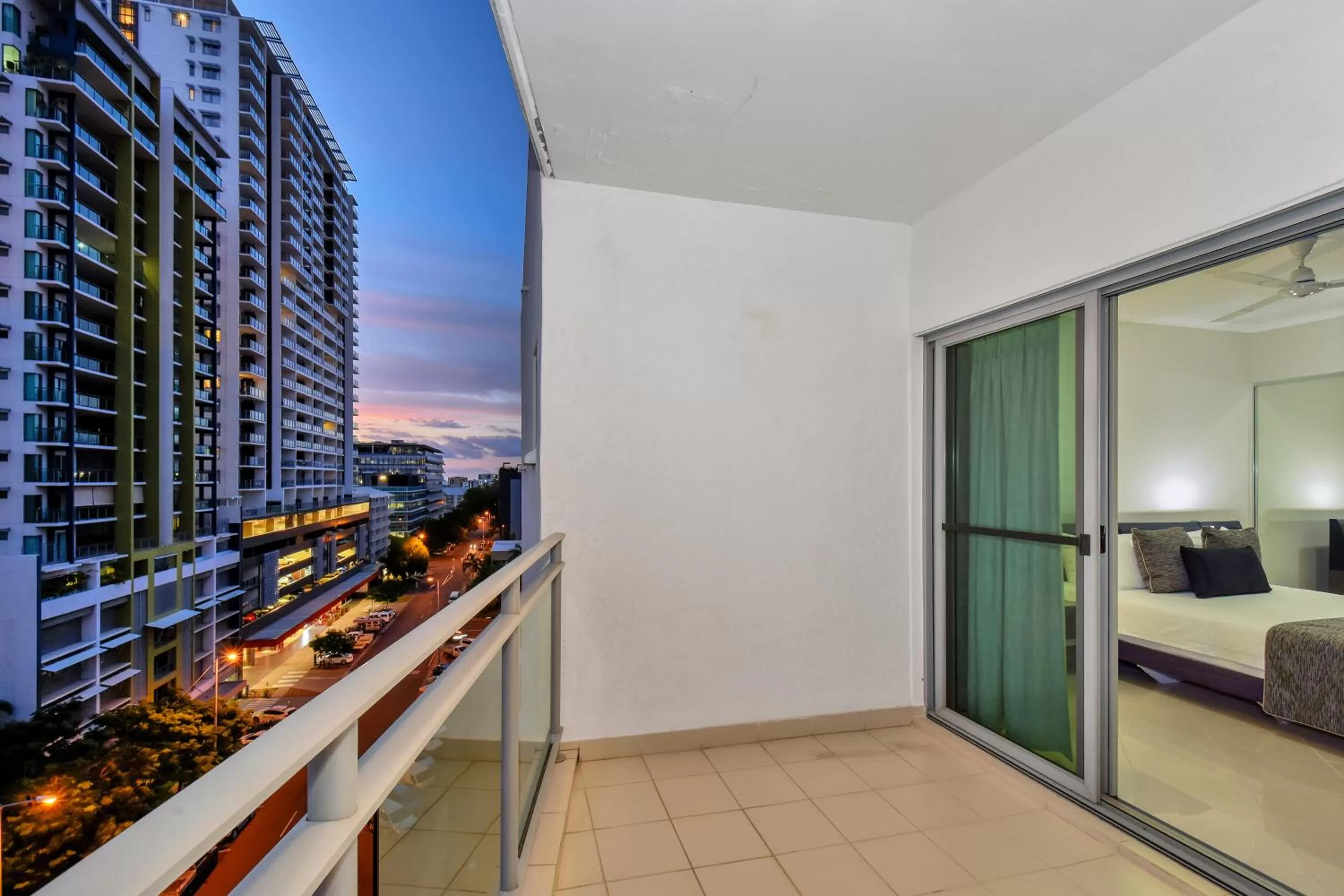 Balcony/Terrace, Bed in Argus Apartments Darwin