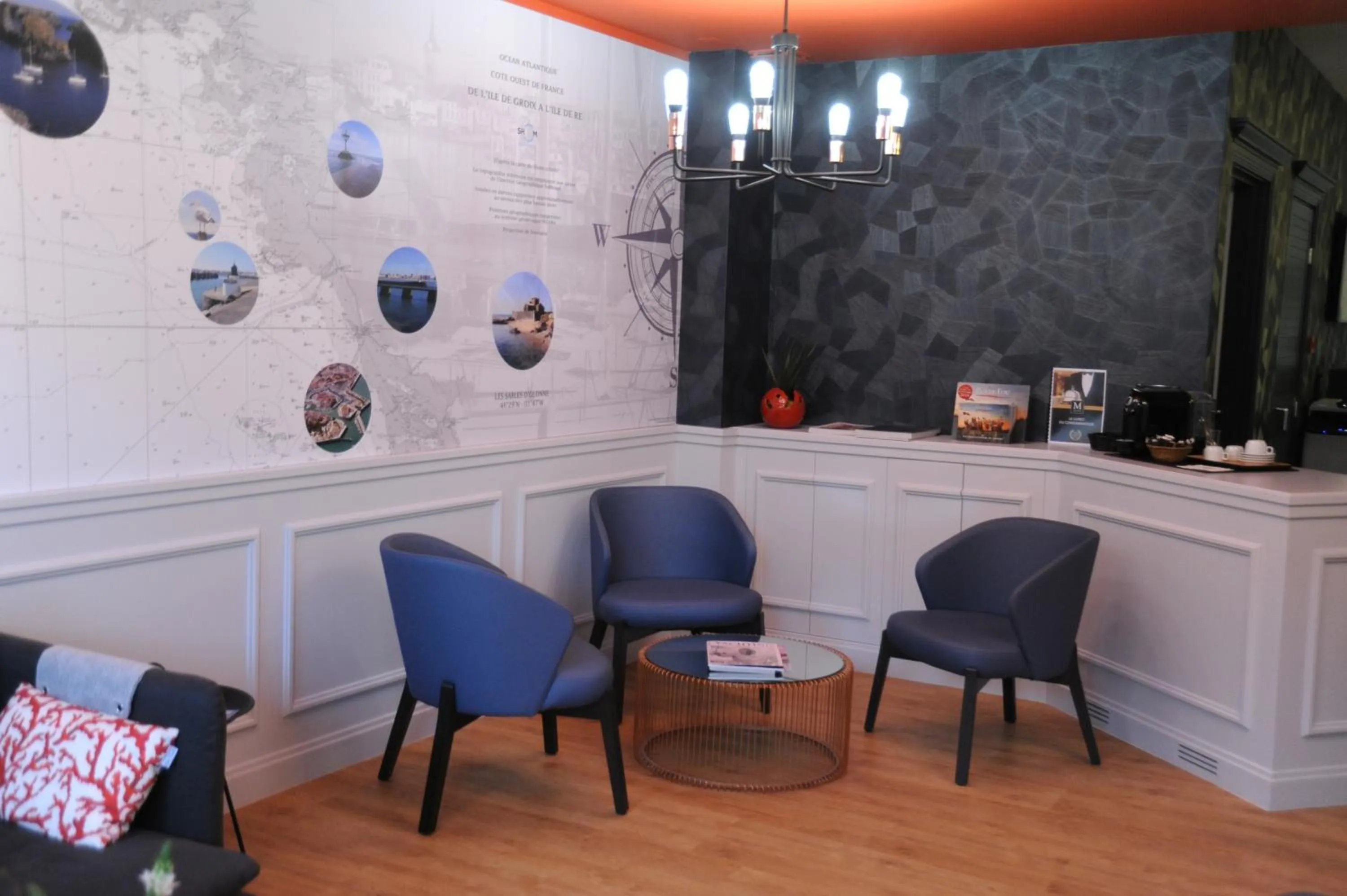 Communal lounge/ TV room in The Originals Boutique, Hôtel Admiral's, Les Sables-d'Olonne