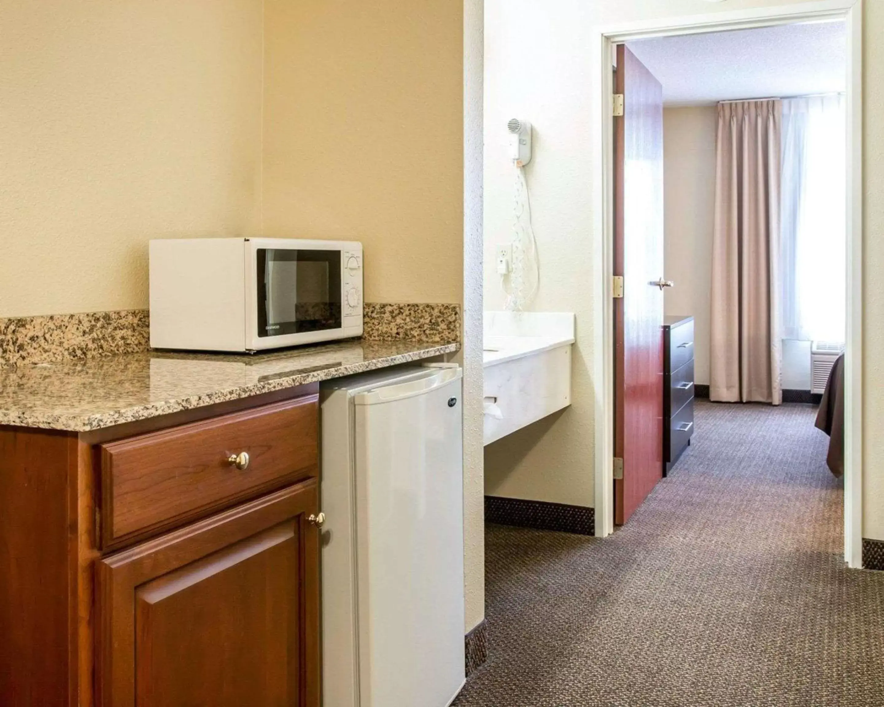 Photo of the whole room, Kitchen/Kitchenette in Quality Inn & Suites Niles