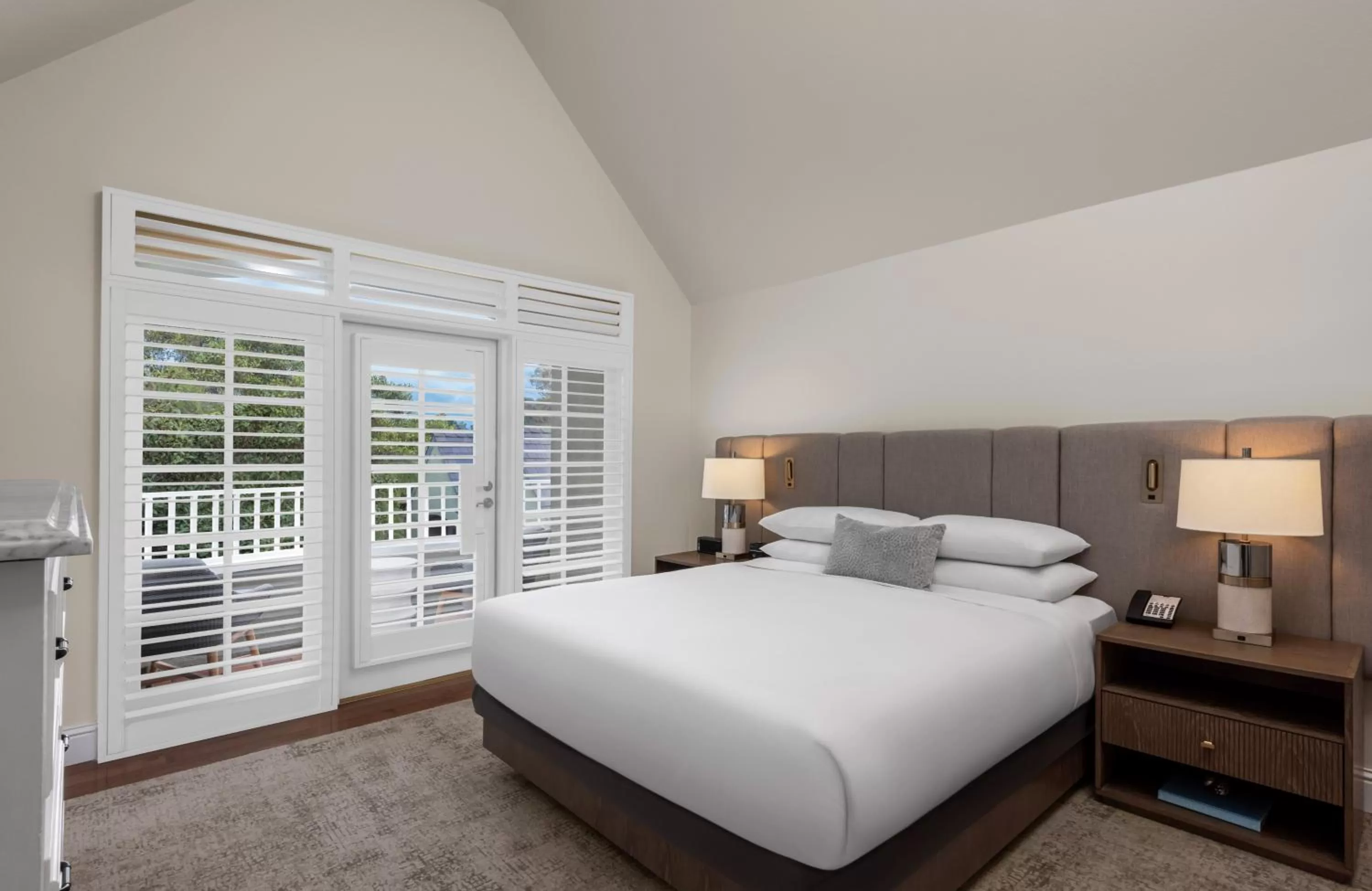 Bed in L'Auberge Del Mar Resort and Spa