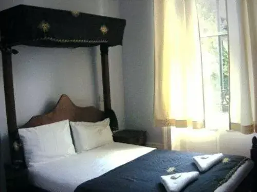 Bed in Islington Inn