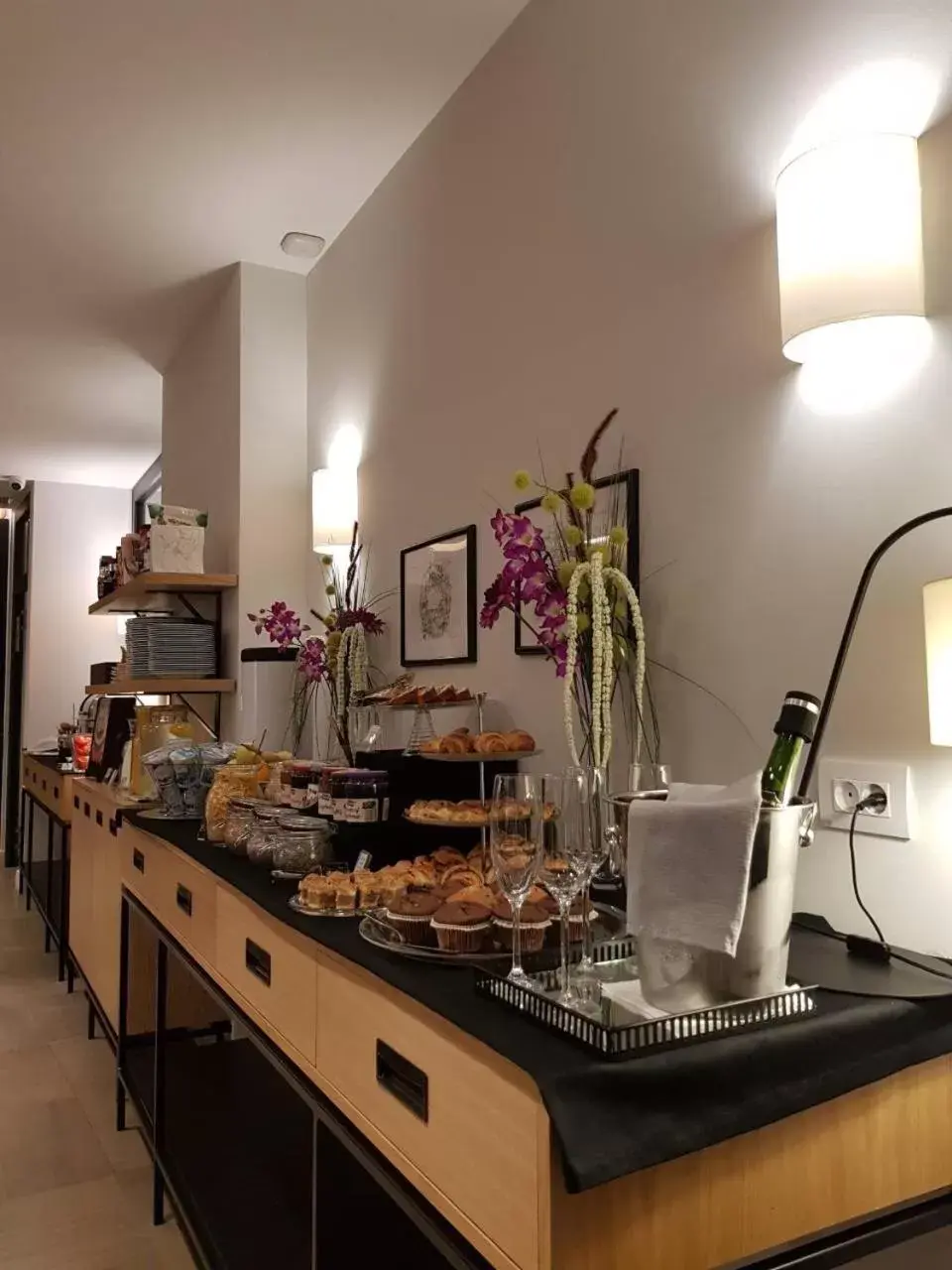 Lounge or bar, Kitchen/Kitchenette in Livris Hotel