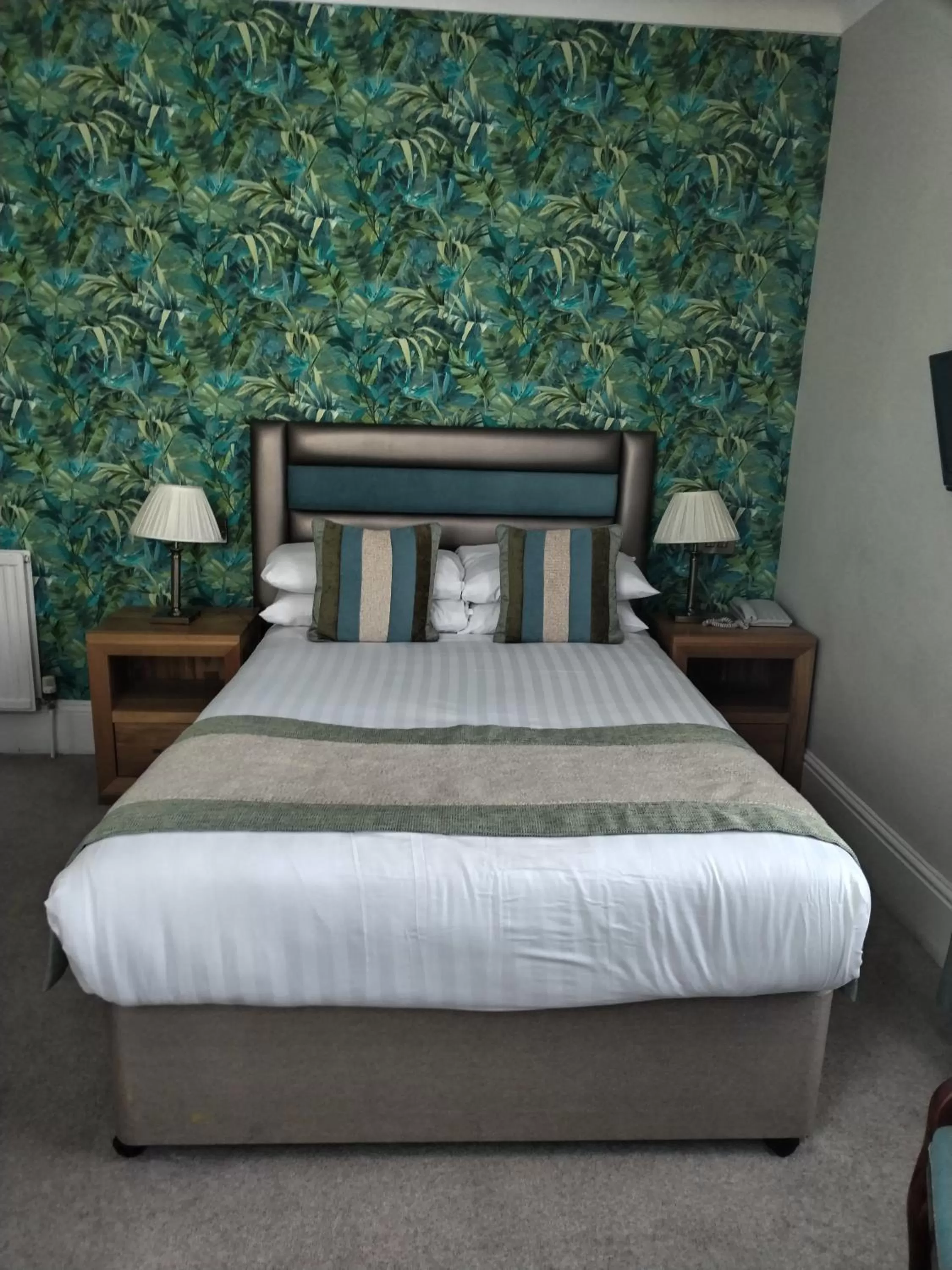 Bedroom, Bed in Abbey Sands Hotel