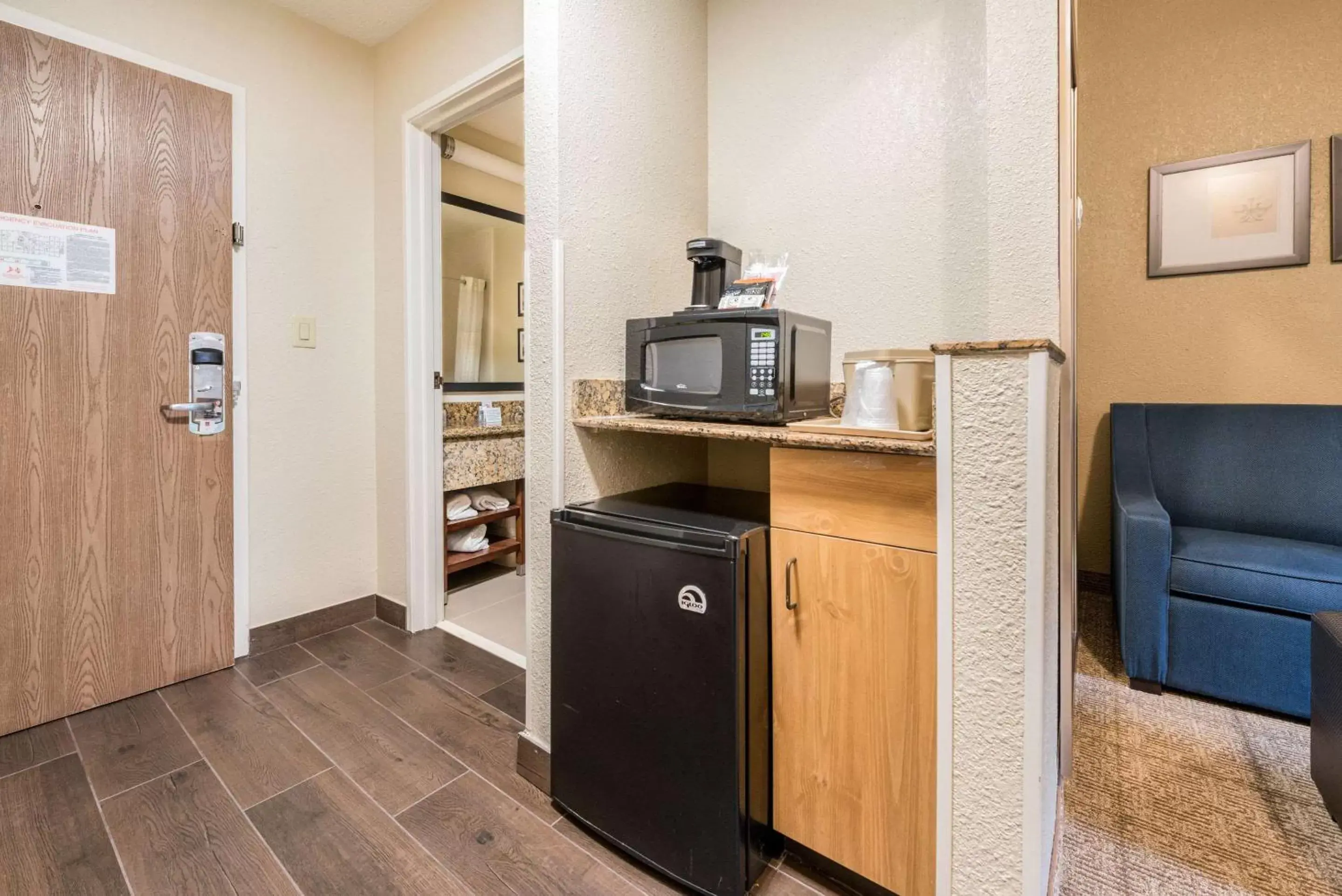 Photo of the whole room, Kitchen/Kitchenette in Comfort Suites Monroe