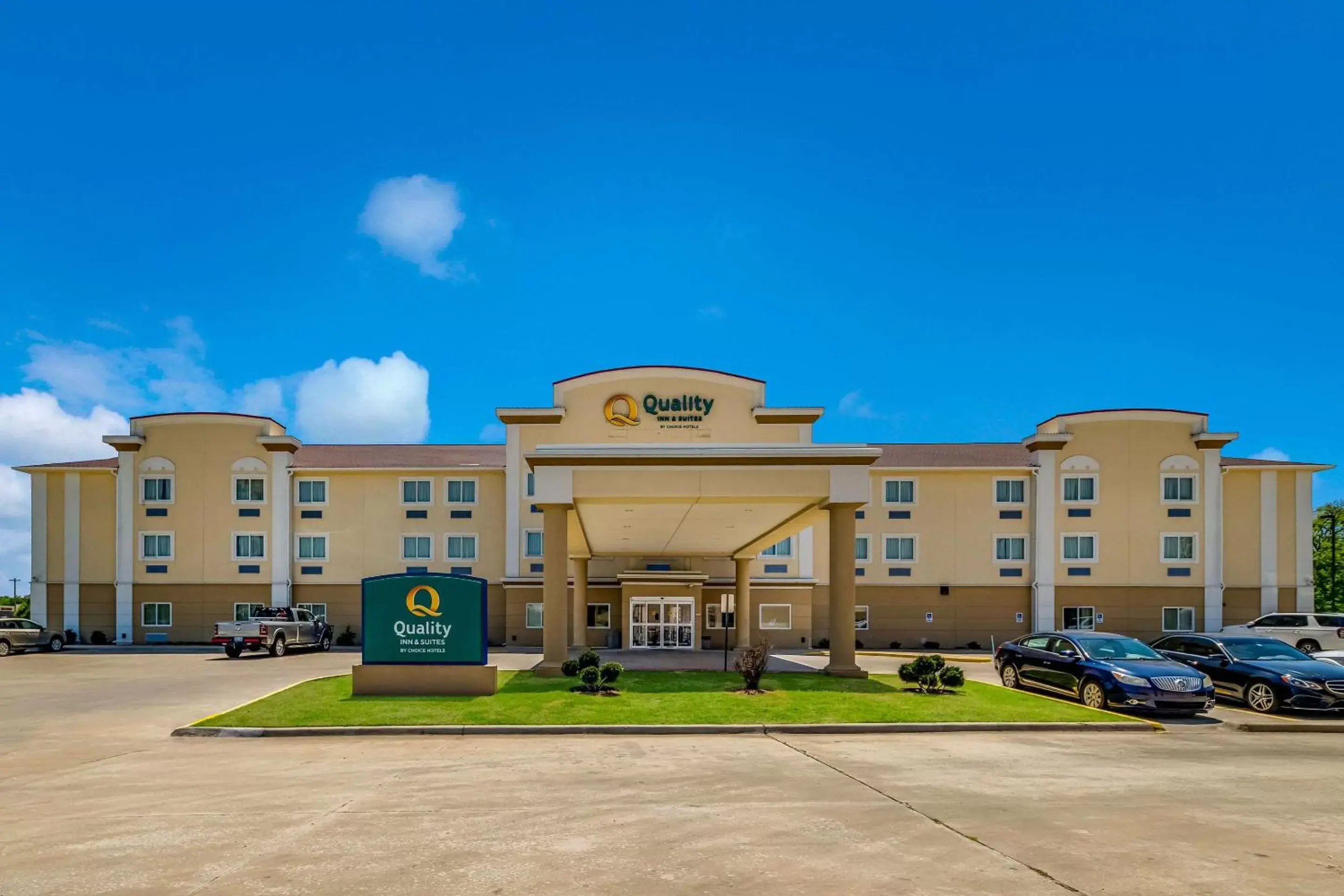 Property Building in Quality Inn & Suites