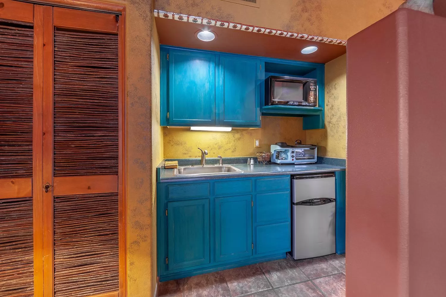 Kitchen/Kitchenette in Adobe and Pines Inn Bed and Breakfast