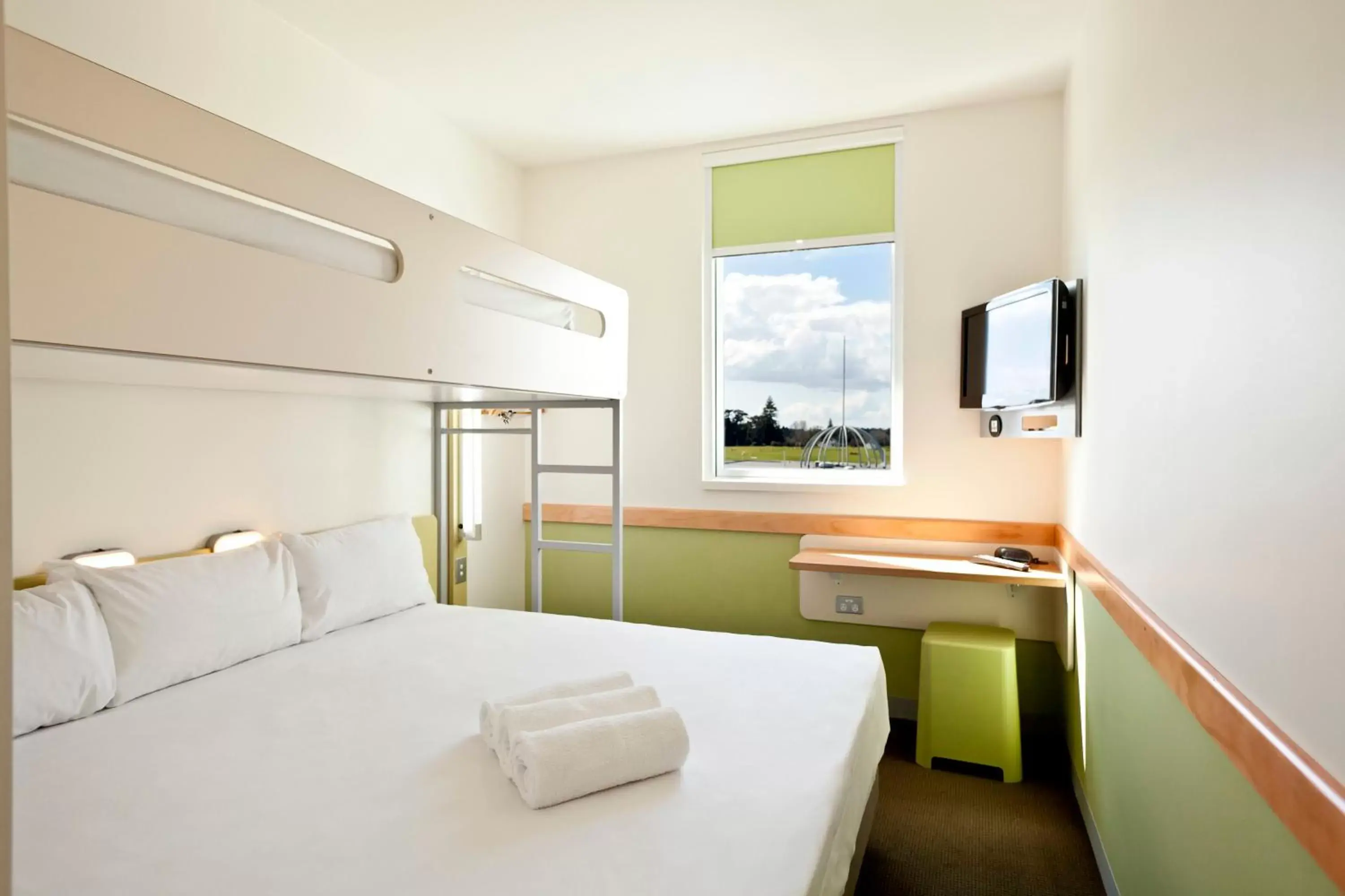 Bed in ibis Budget Auckland Airport