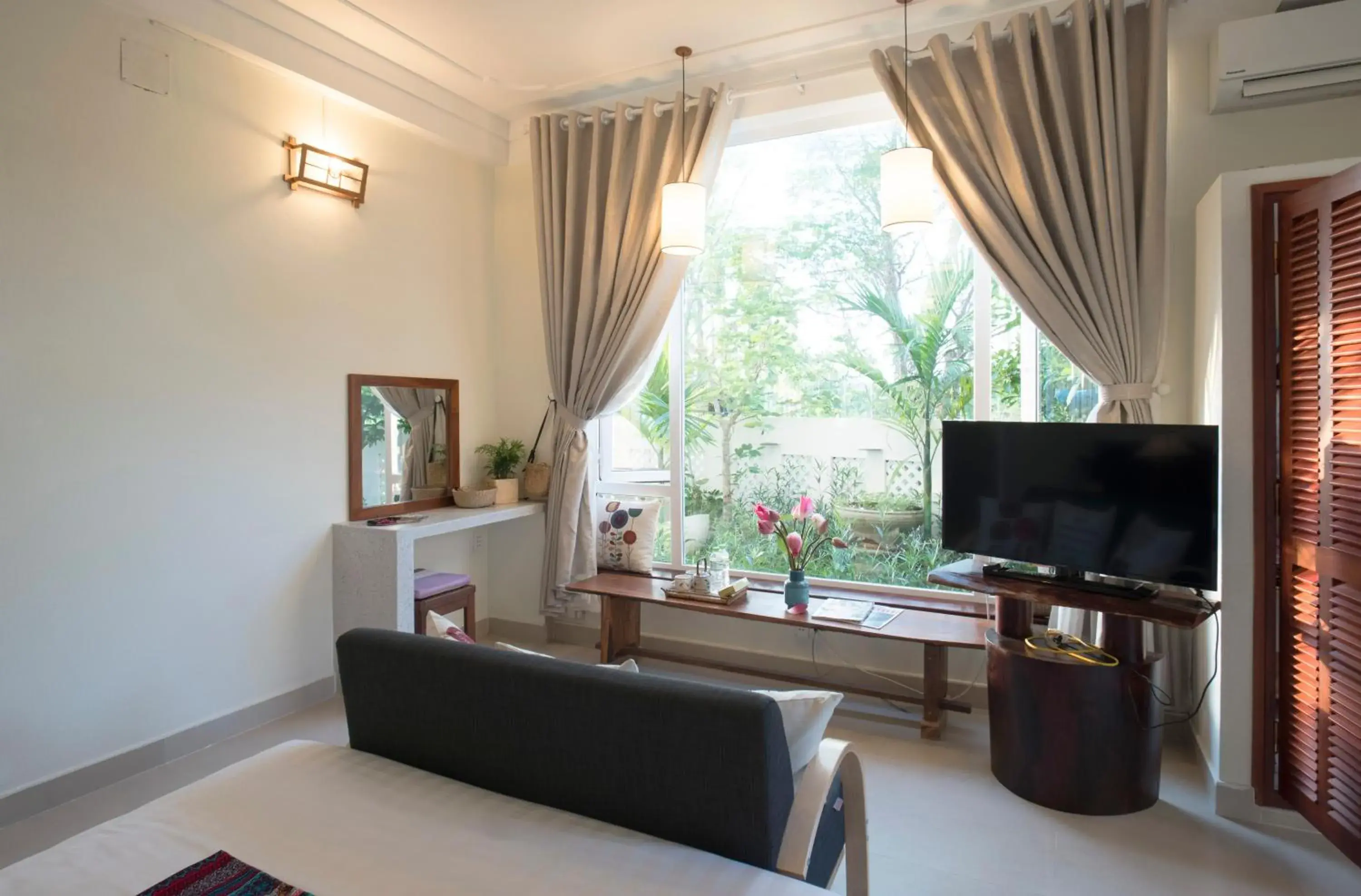 Communal lounge/ TV room, TV/Entertainment Center in HA Devan Hoian Pool Villa