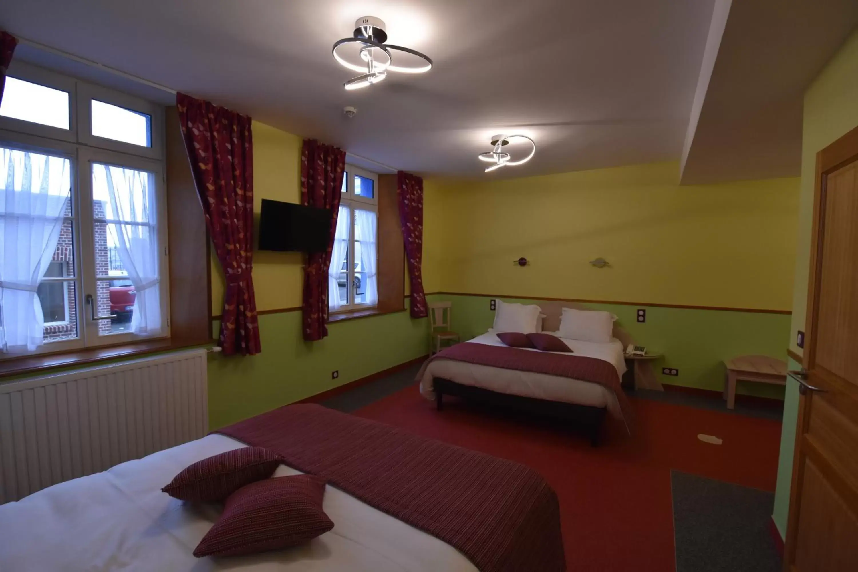 Bedroom, Bed in Hôtel De Calais