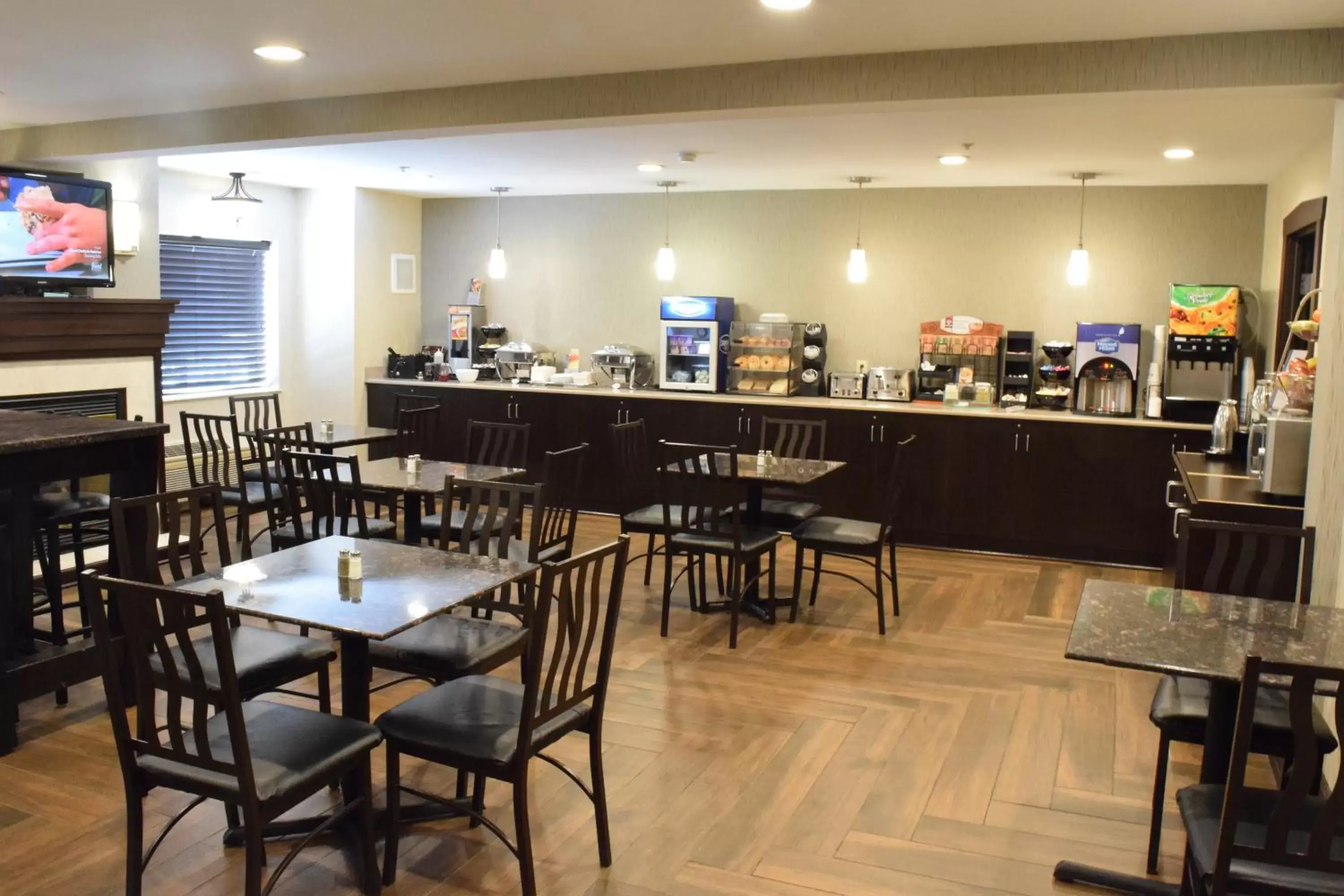 Continental breakfast, Restaurant/Places to Eat in Best Western Crown Inn & Suites - Batavia