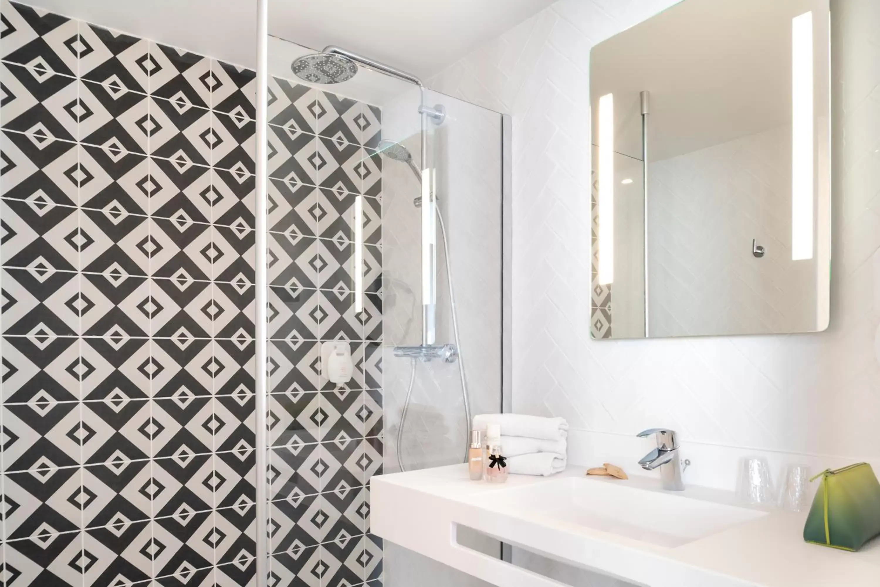 Shower, Bathroom in Hotel des Lys