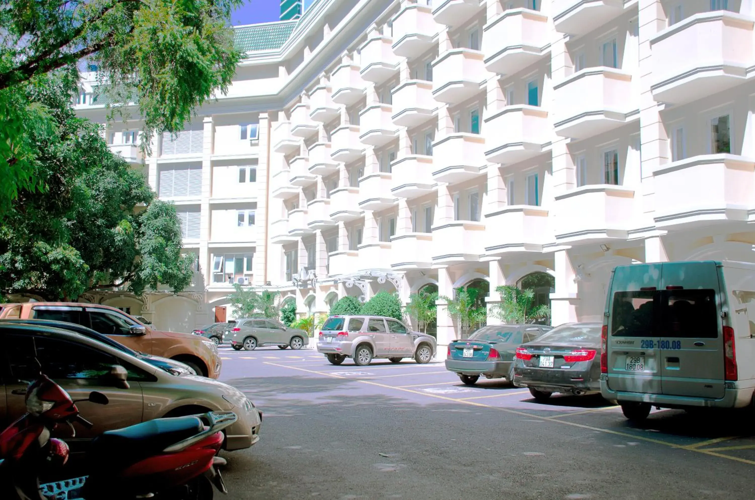 Parking in Tran Vien Dong