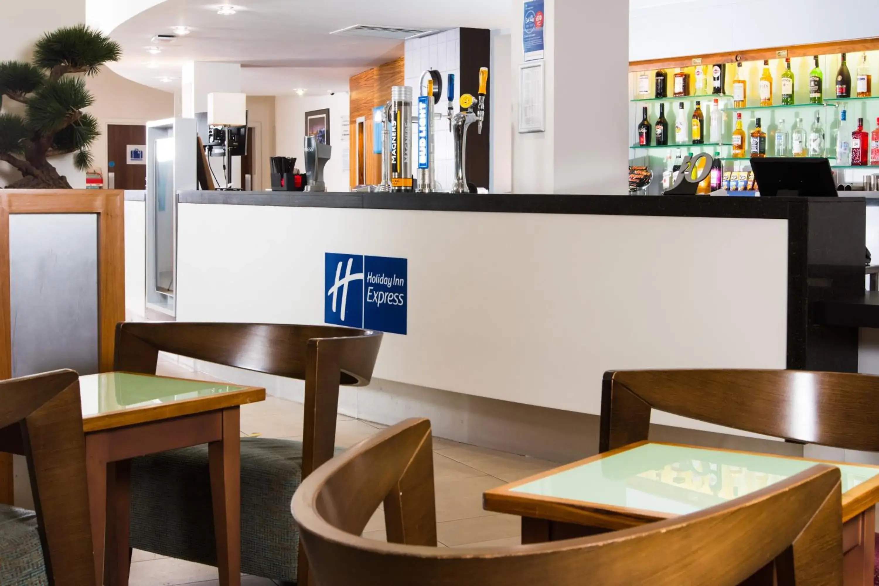 Lounge or bar, Lounge/Bar in Holiday Inn Express Tamworth