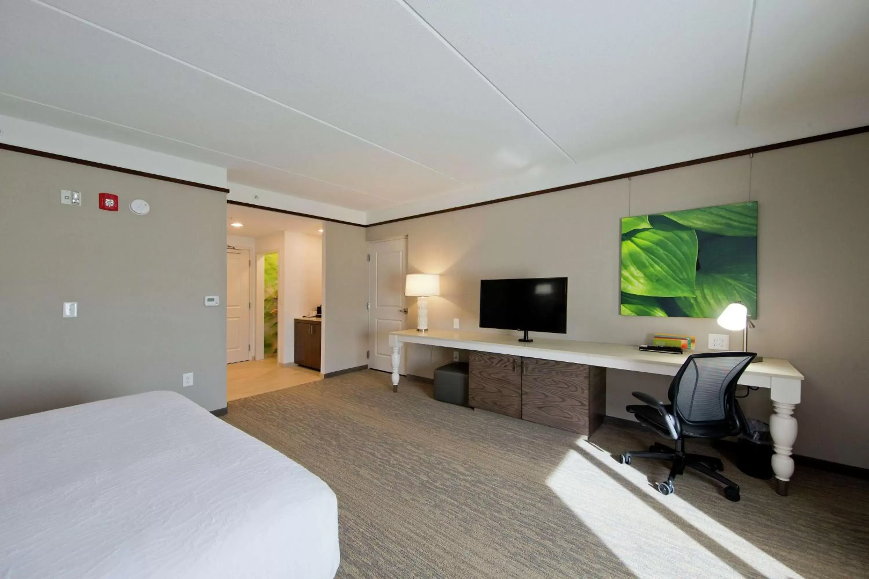Bedroom, TV/Entertainment Center in Hilton Garden Inn Martinsburg