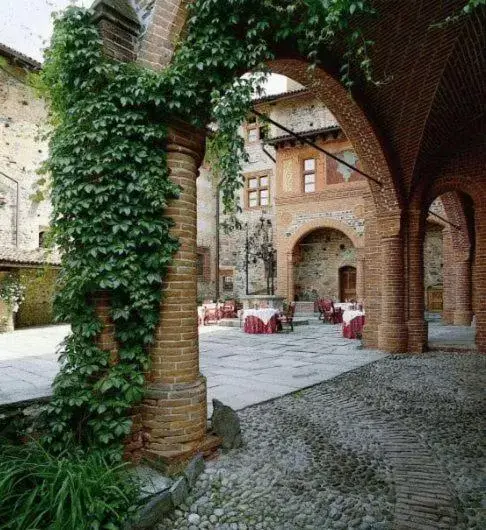 Restaurant/places to eat, Property Building in Castello Di Pavone