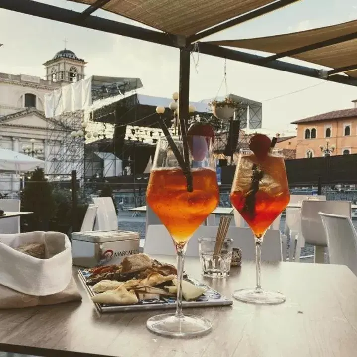 Alcoholic drinks in Piazza del Mercato