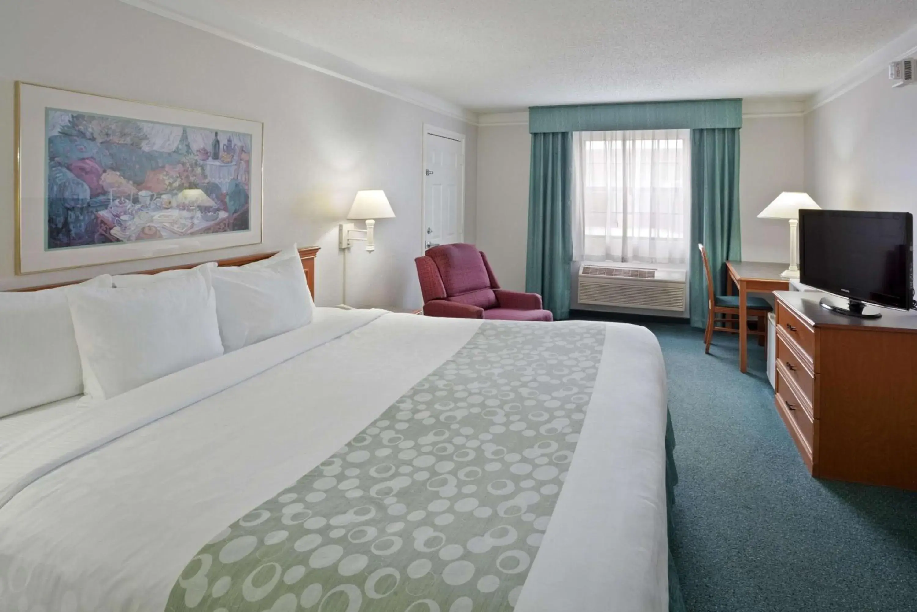 Photo of the whole room, Bed in La Quinta Inn by Wyndham Omaha West