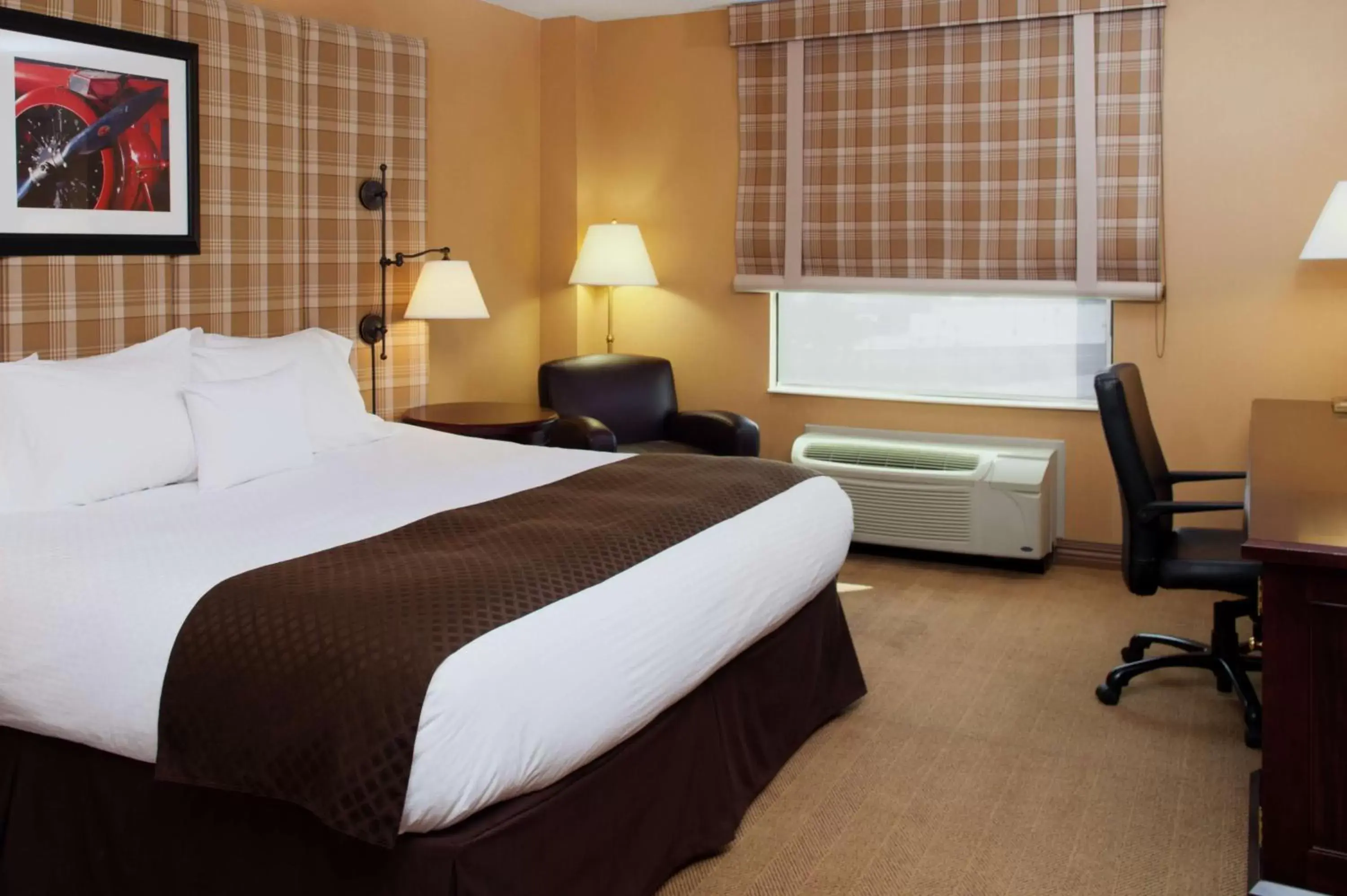 Bedroom, Bed in DoubleTree by Hilton Cincinnati Airport