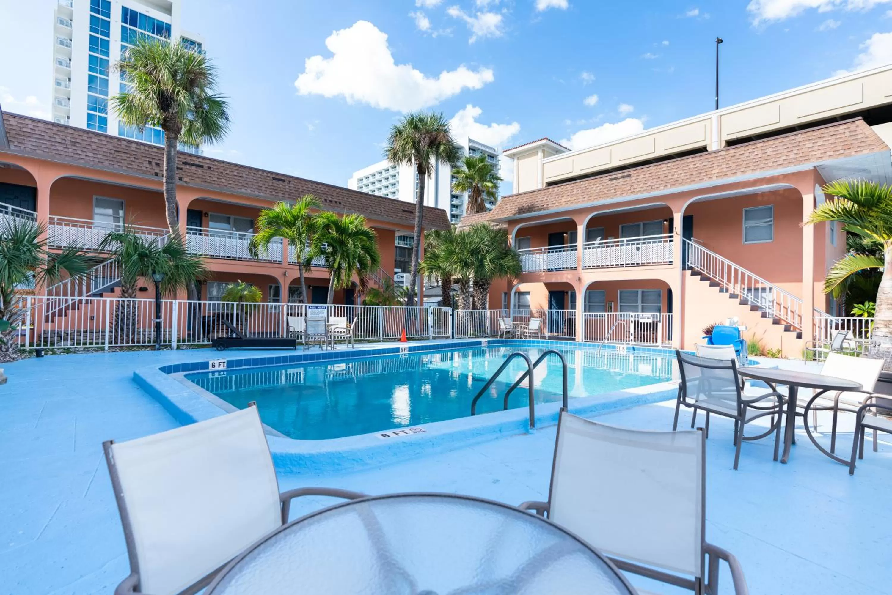 Swimming Pool in Echo Sails Motel