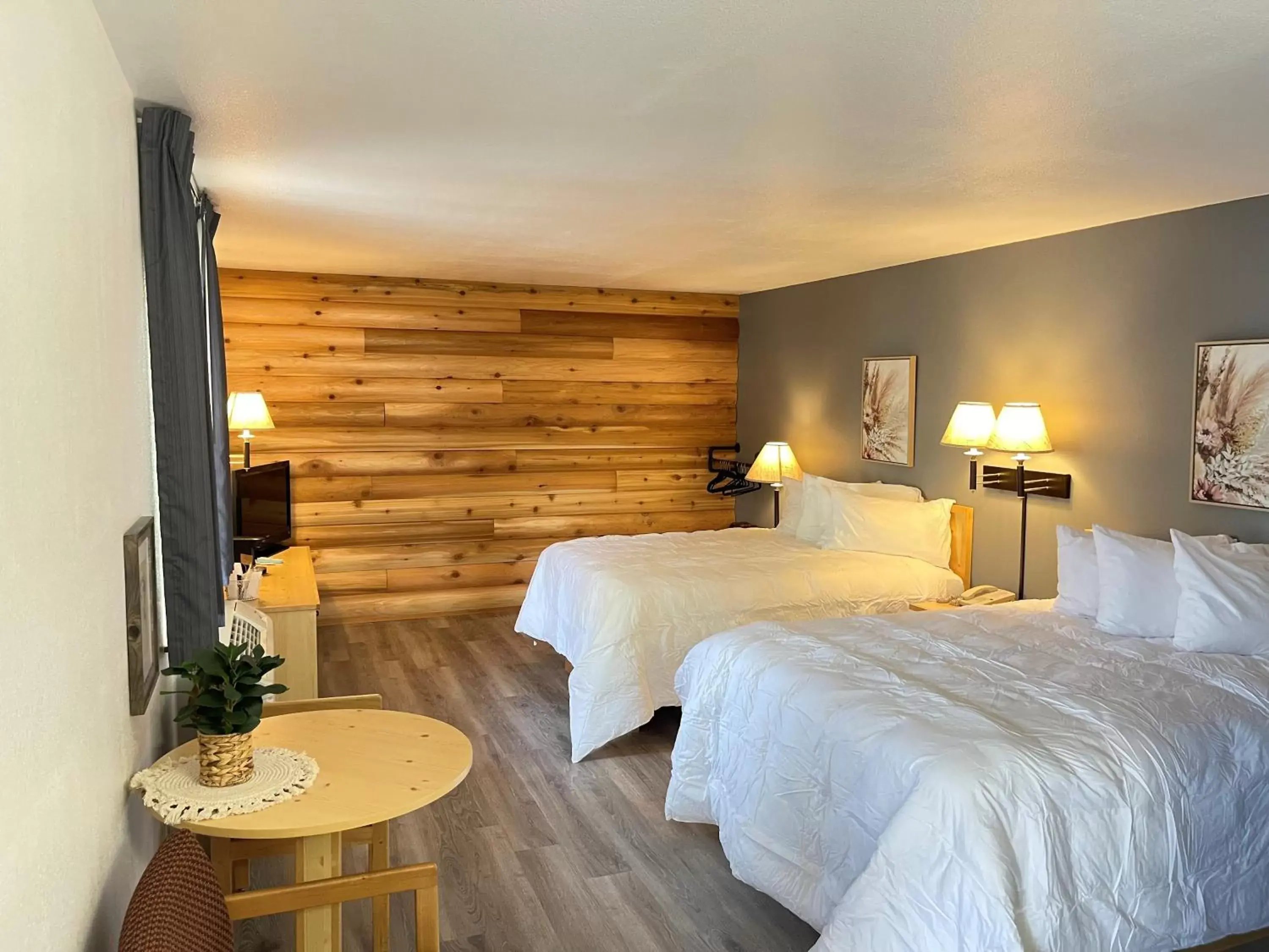 Seating area, Bed in Moose Creek Lodge & Suites