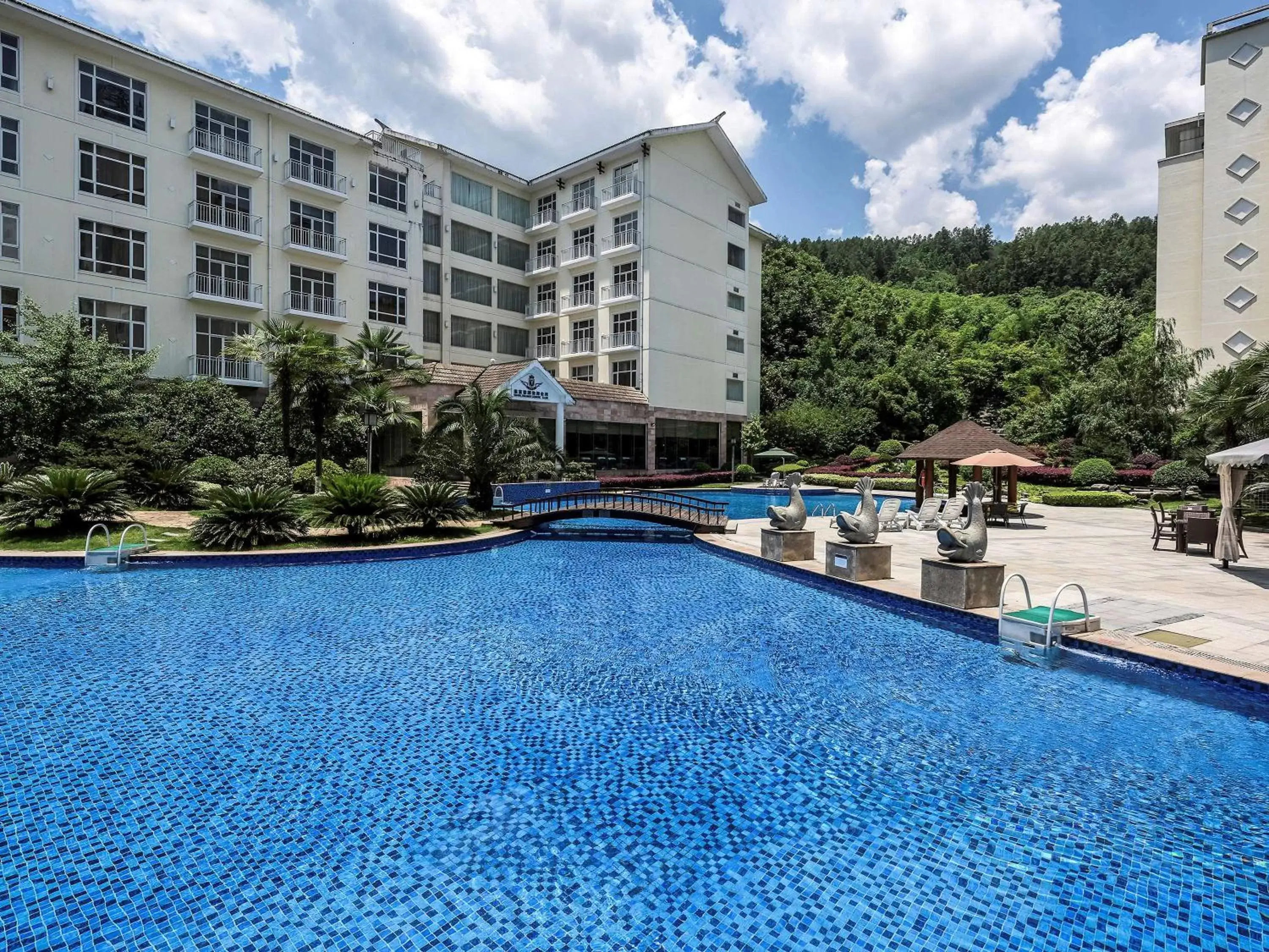 Property building, Swimming Pool in Pullman Zhangjiajie Hotel - Instagrammable