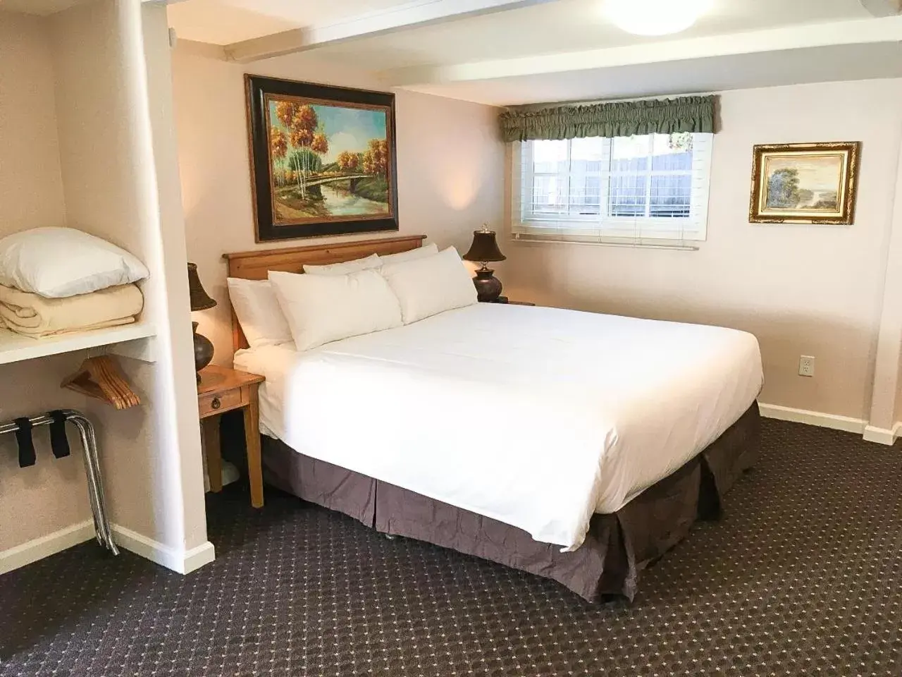 Greenwich Room with Parking in Briarwood Inn