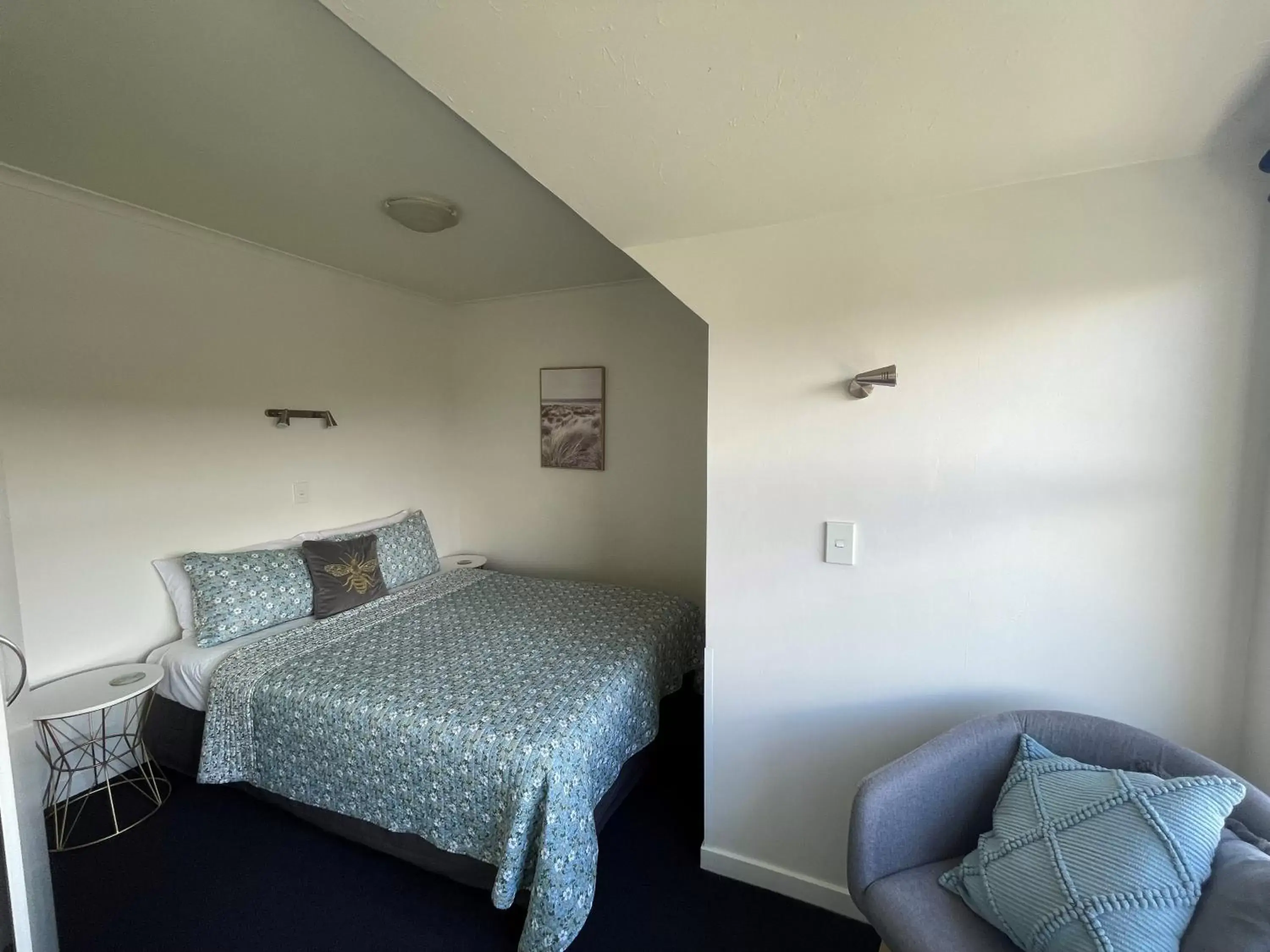 Bedroom, Bed in Colonial Motel