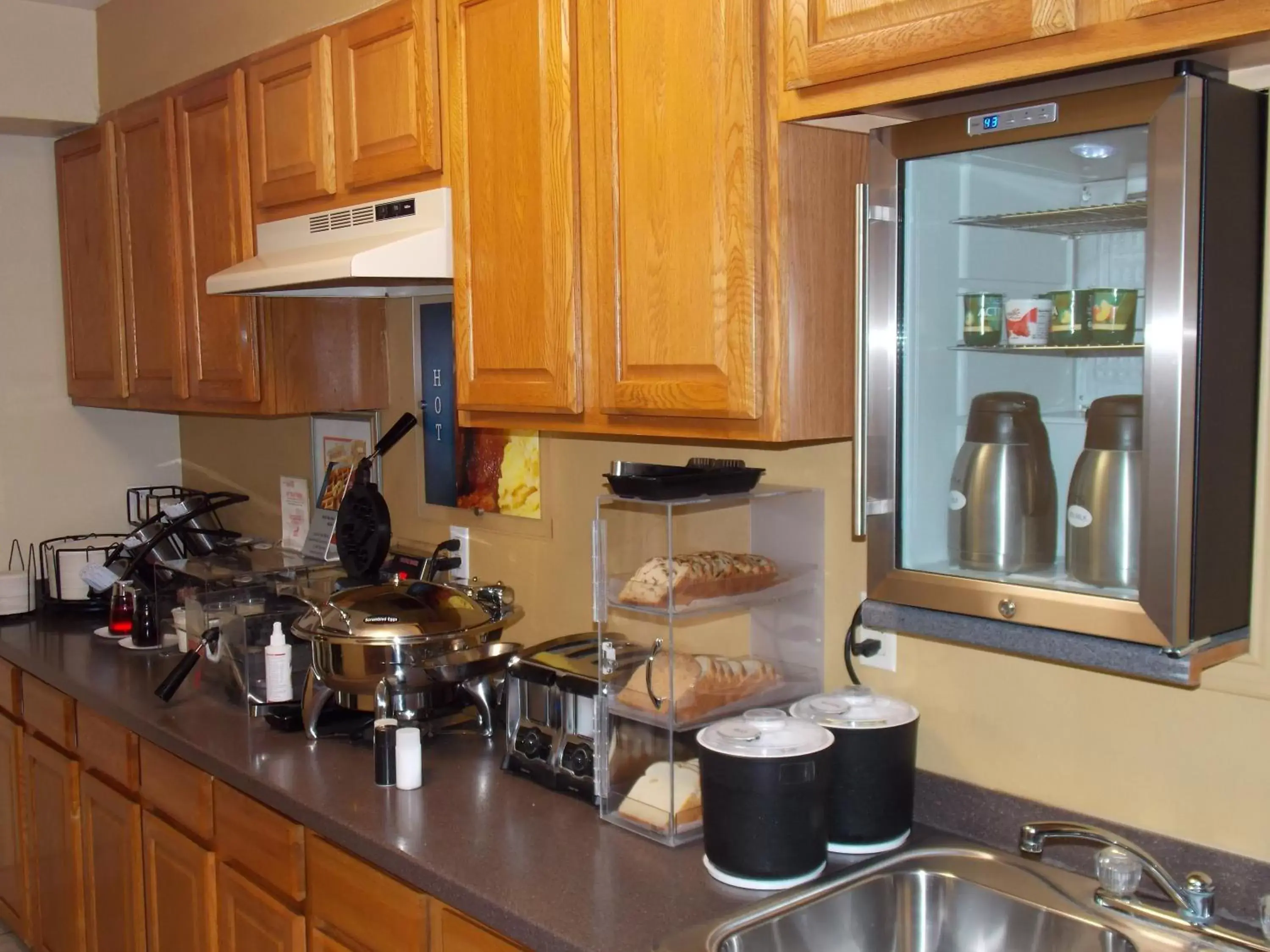 Buffet breakfast, Kitchen/Kitchenette in Best Western Executive Inn