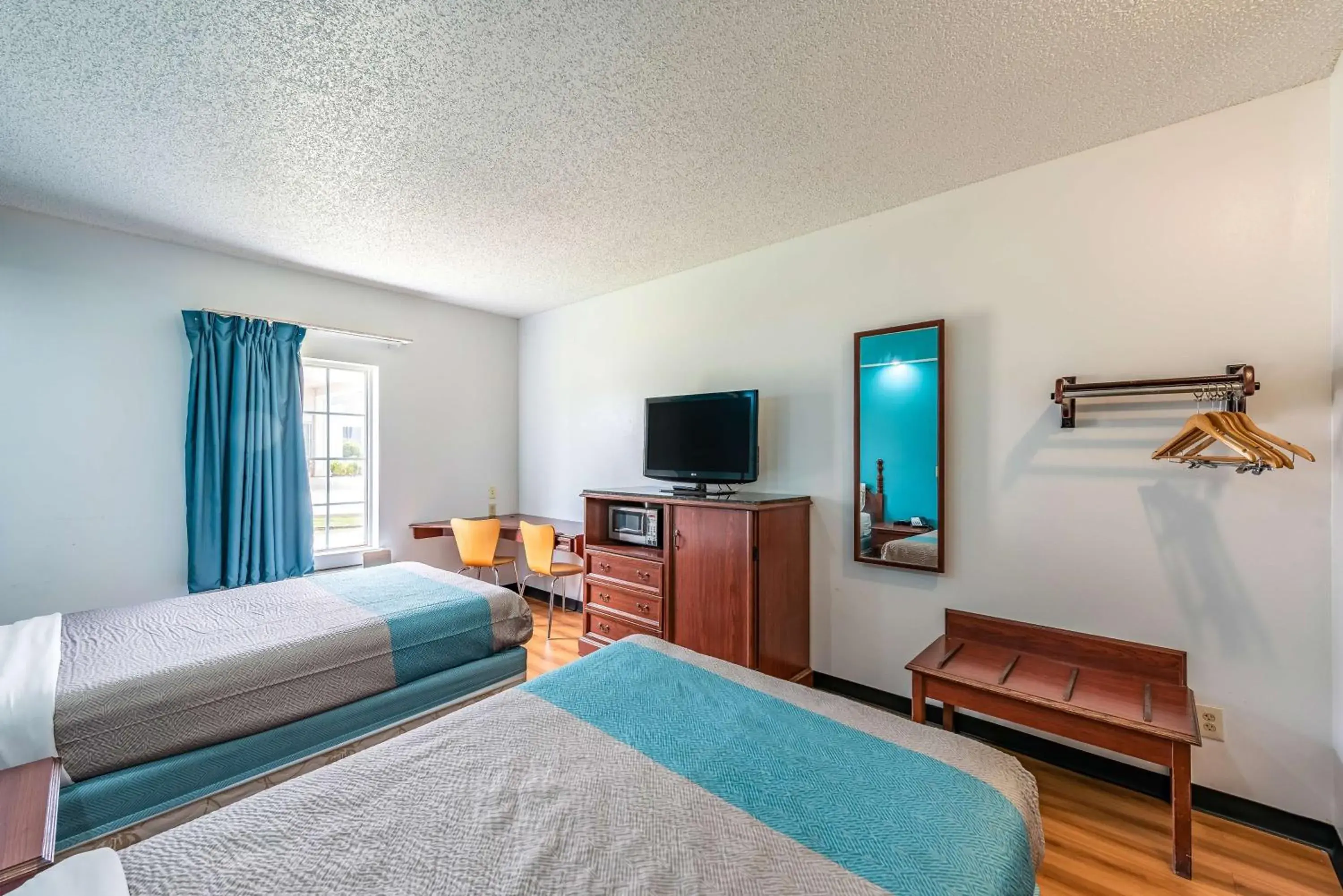 Photo of the whole room, TV/Entertainment Center in Motel 6-Shreveport, LA